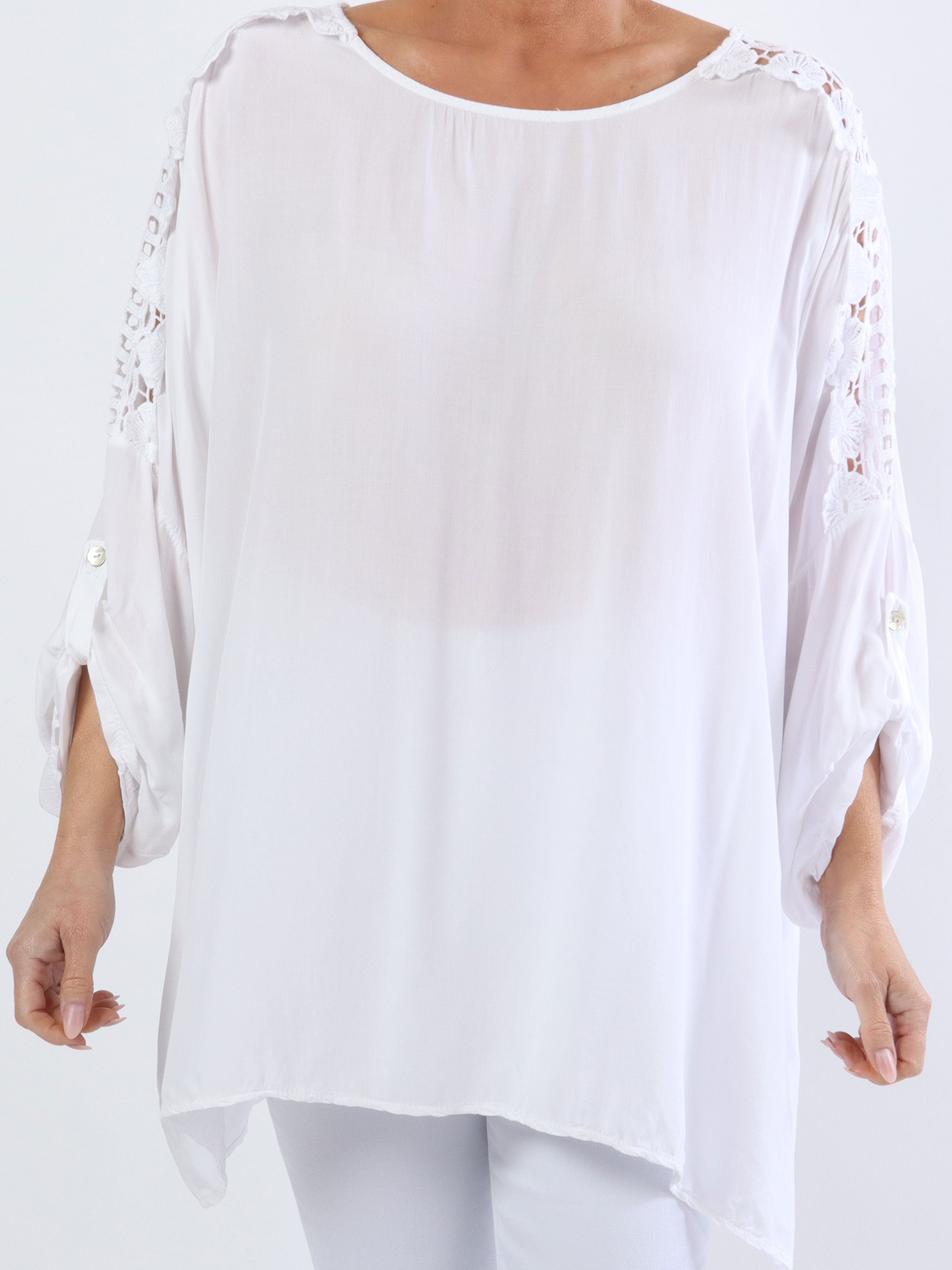 Flora - Söt plusblus i viskos med broderi på ärmarna