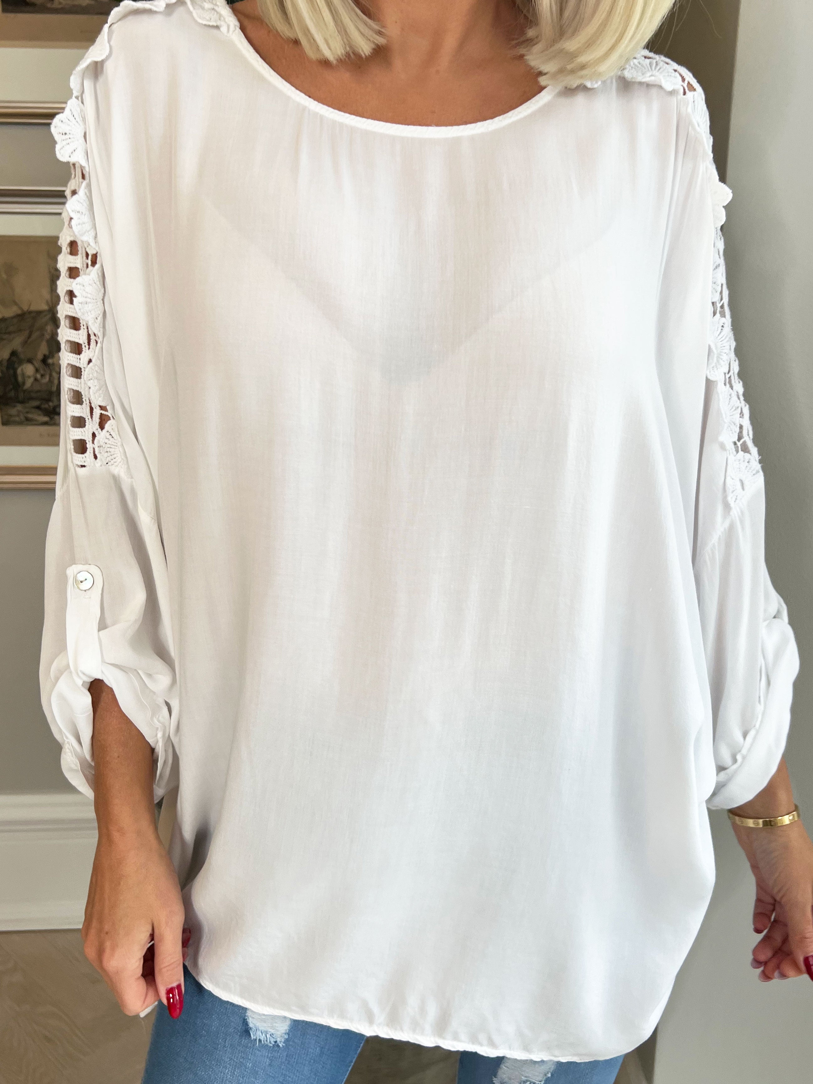 Flora - Söt viskosblus med broderi på ärmarna