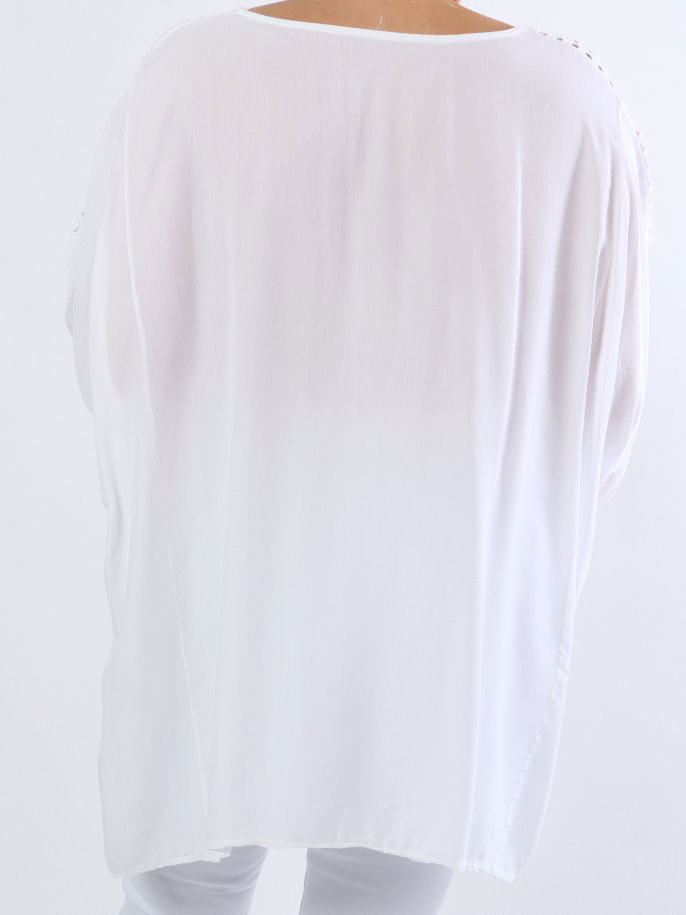 Flora - Söt plusblus i viskos med broderi på ärmarna