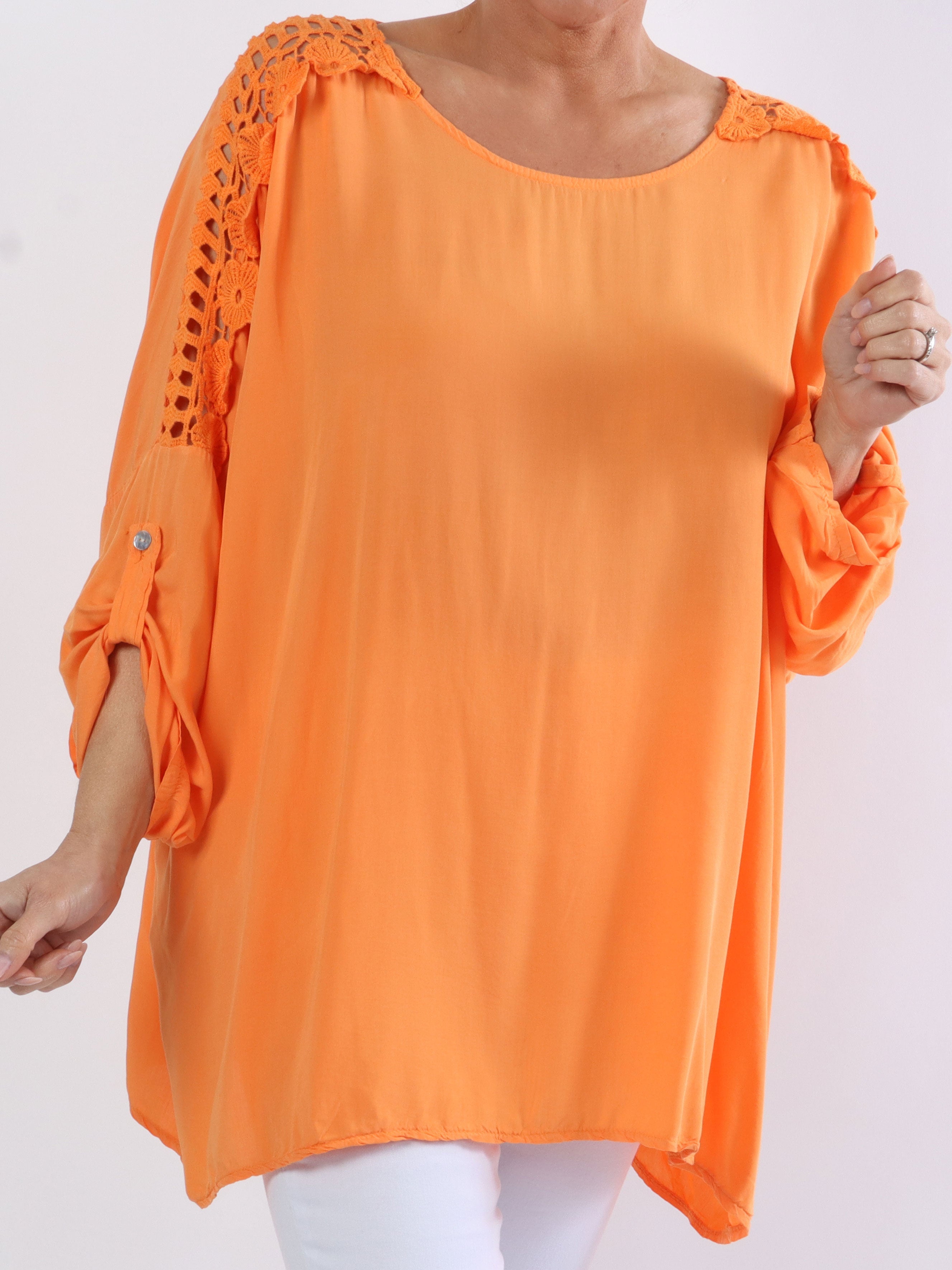 Flora - Söt plusblus i viskos med broderi på ärmarna