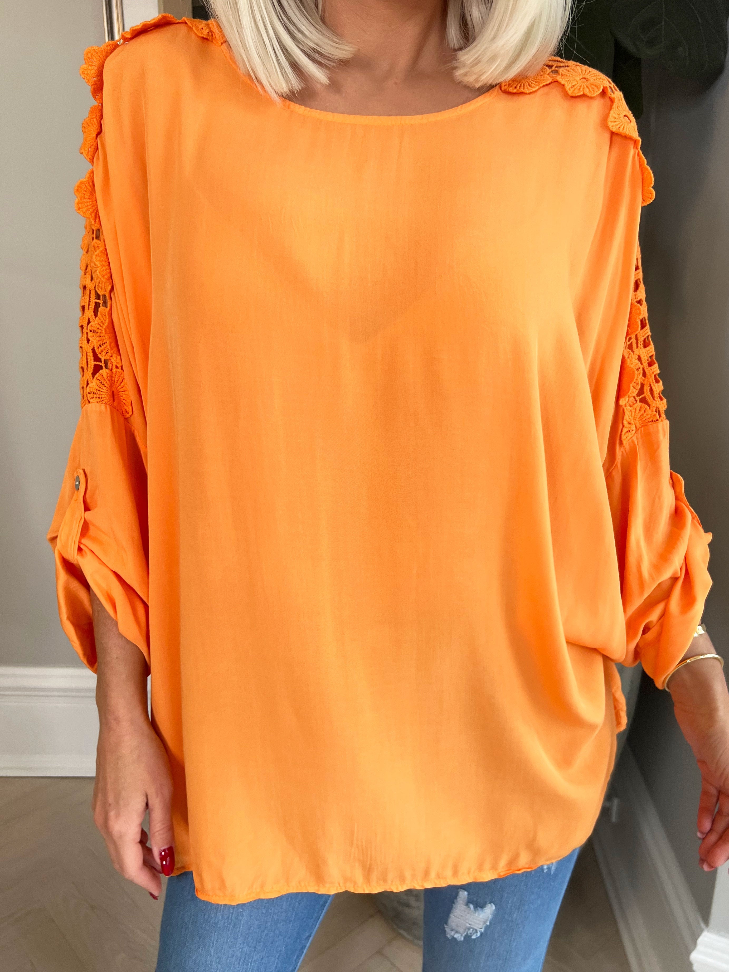 Flora - Söt viskosblus med broderi på ärmarna