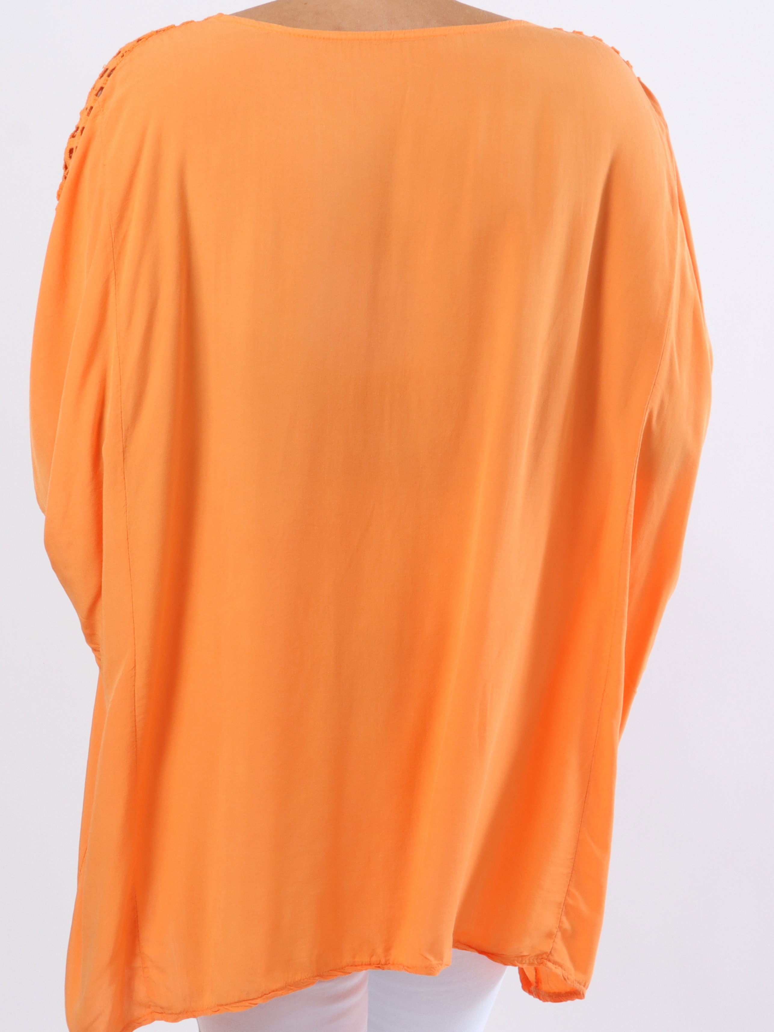 Flora - Söt plusblus i viskos med broderi på ärmarna