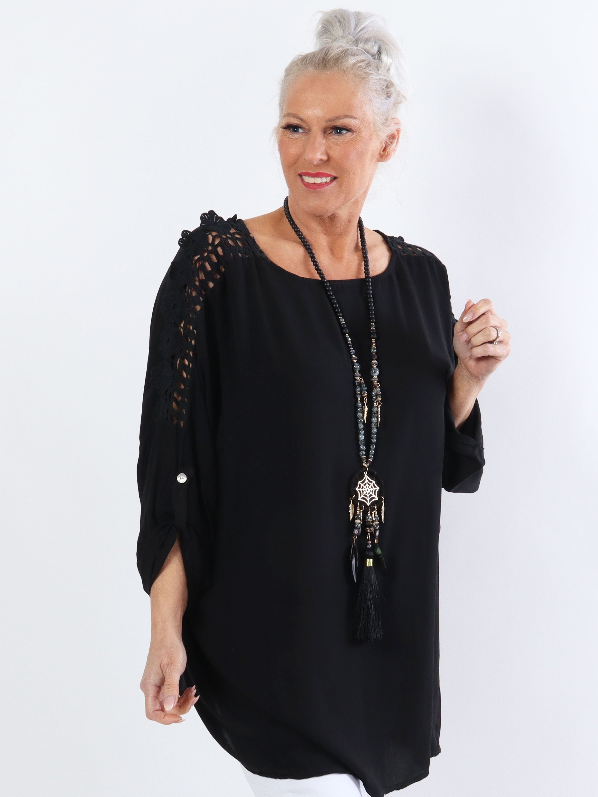 Flora - Söt plusblus i viskos med broderi på ärmarna