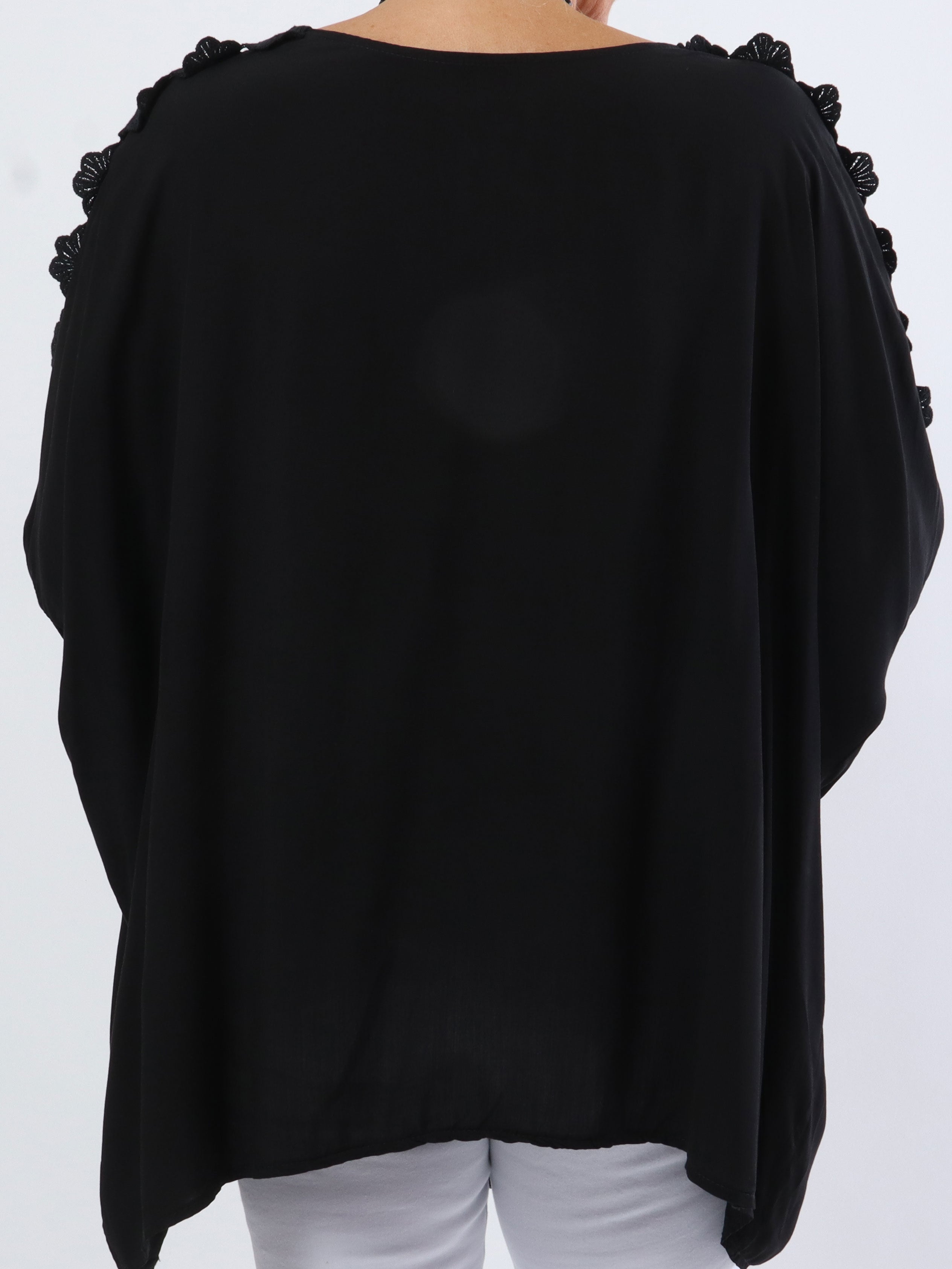 Flora - Söt plusblus i viskos med broderi på ärmarna