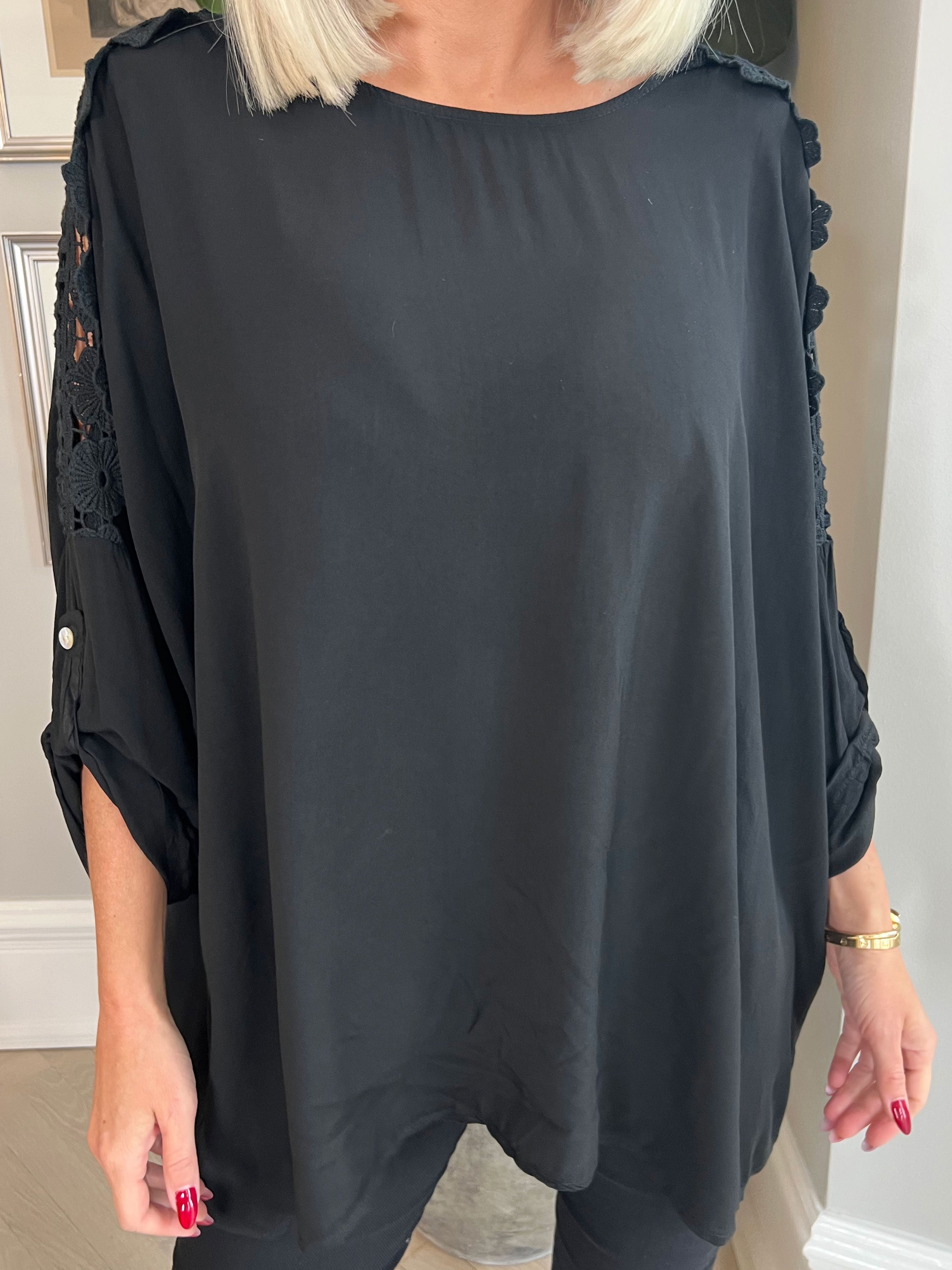 Flora - Söt viskosblus med broderi på ärmarna