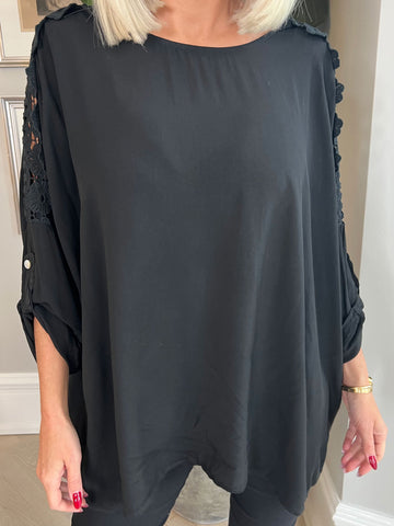 Flora - Söt blus i viskos med broderi på ärmarna