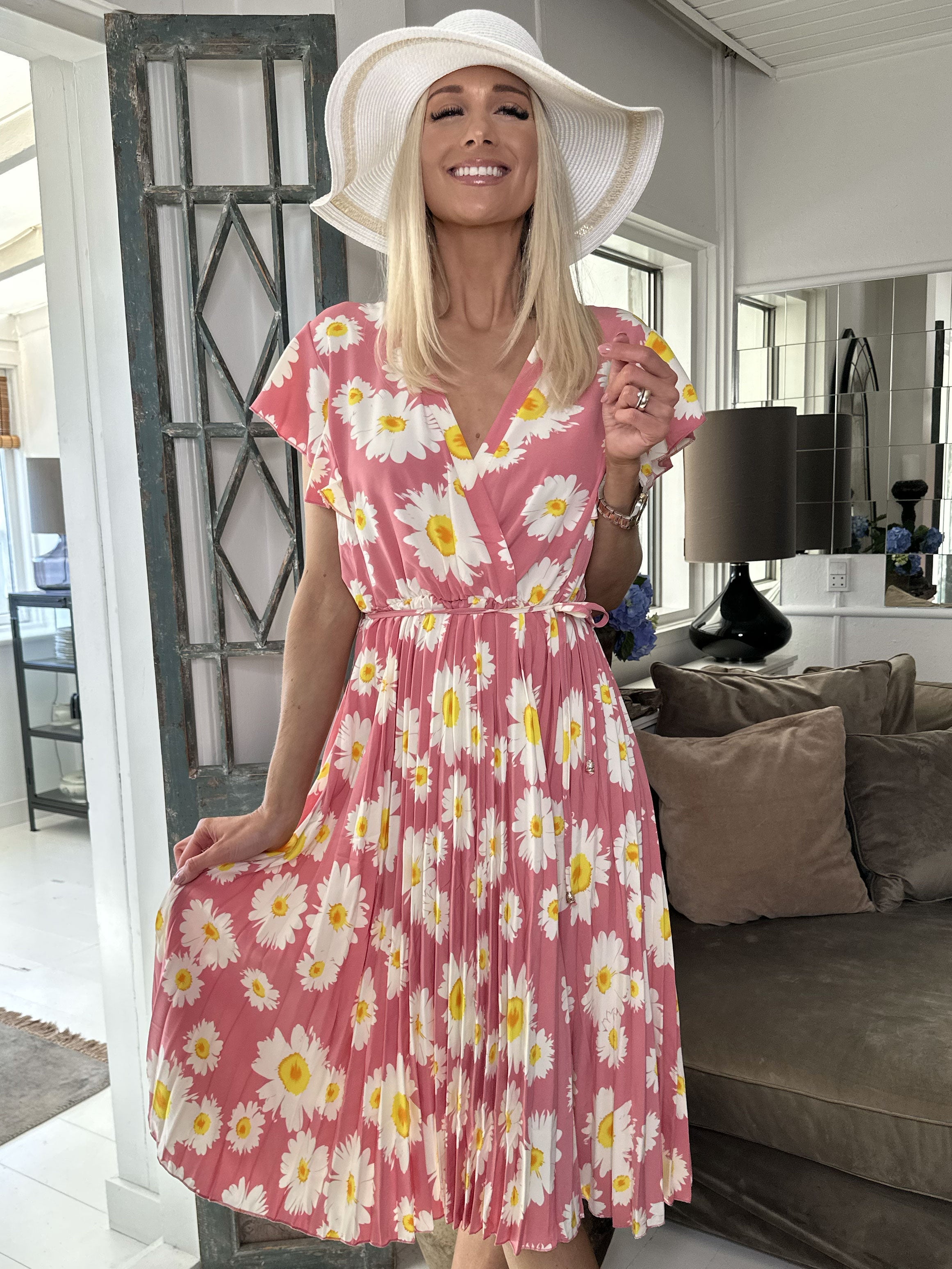 Florens - Vacker sommarklänning med volangärmar och plisserad kjol - Black