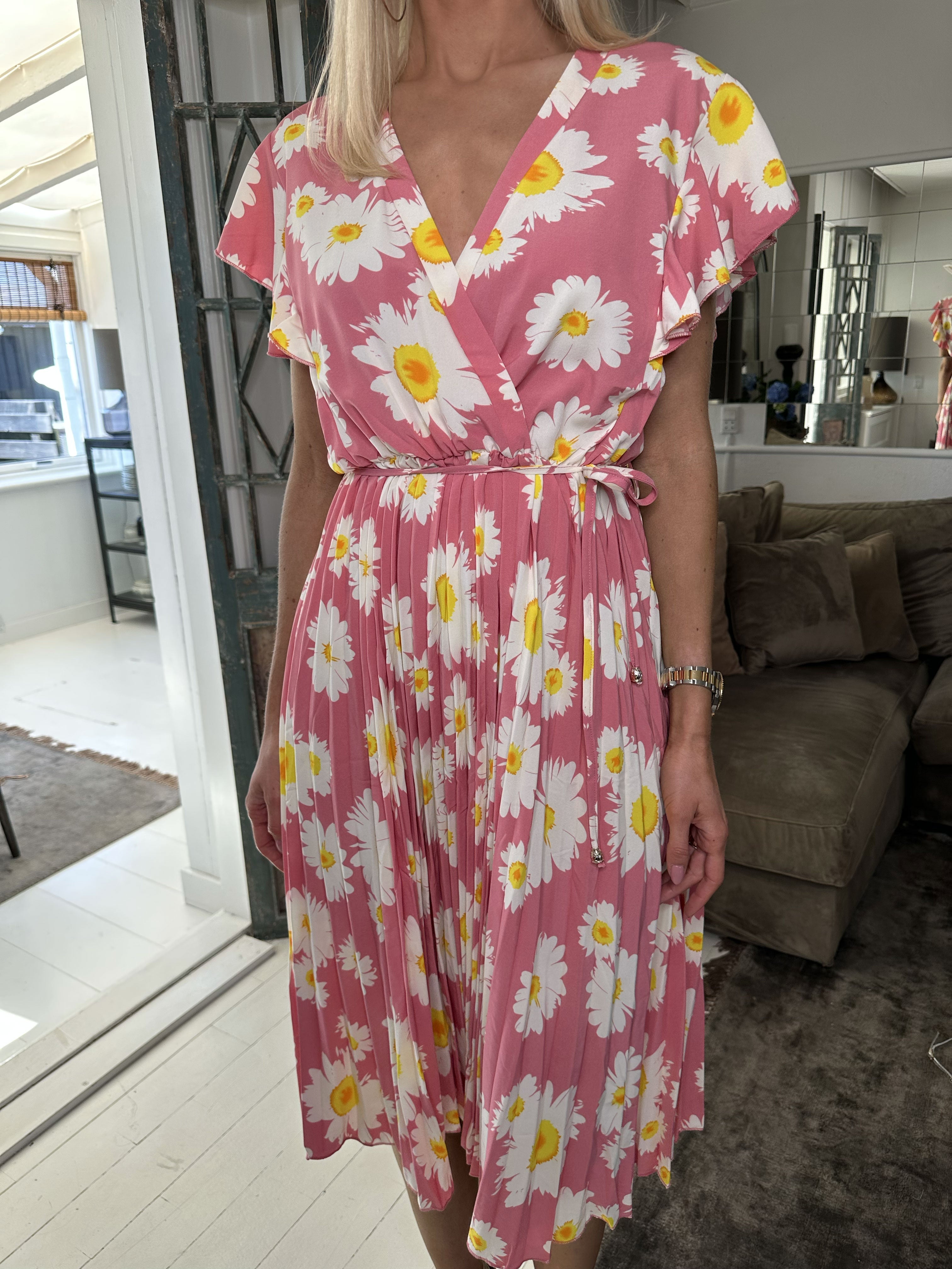 Florens - Vacker sommarklänning med volangärmar och plisserad kjol - Pink