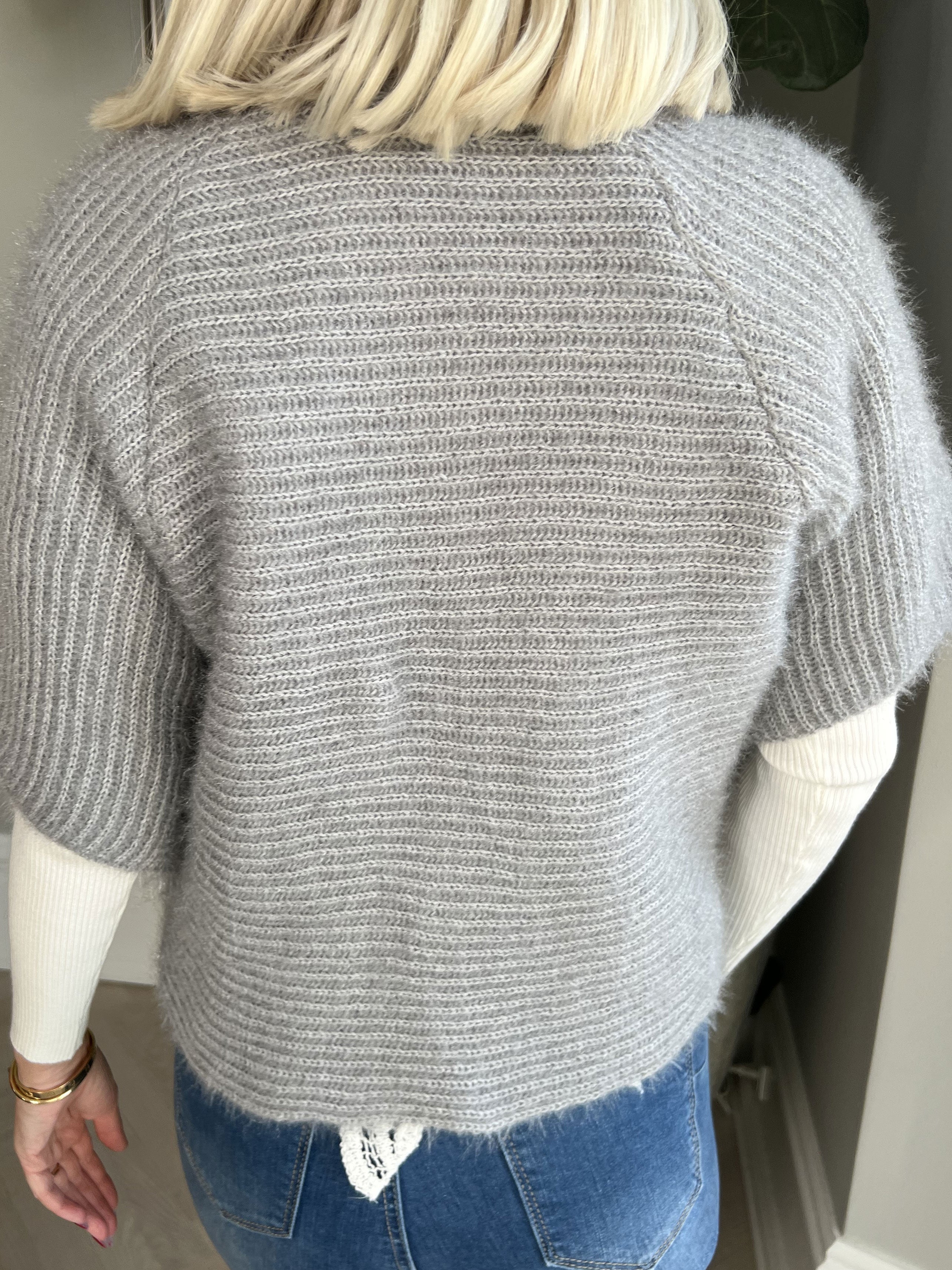 Franca - Söt fluffig bolero i stickat material