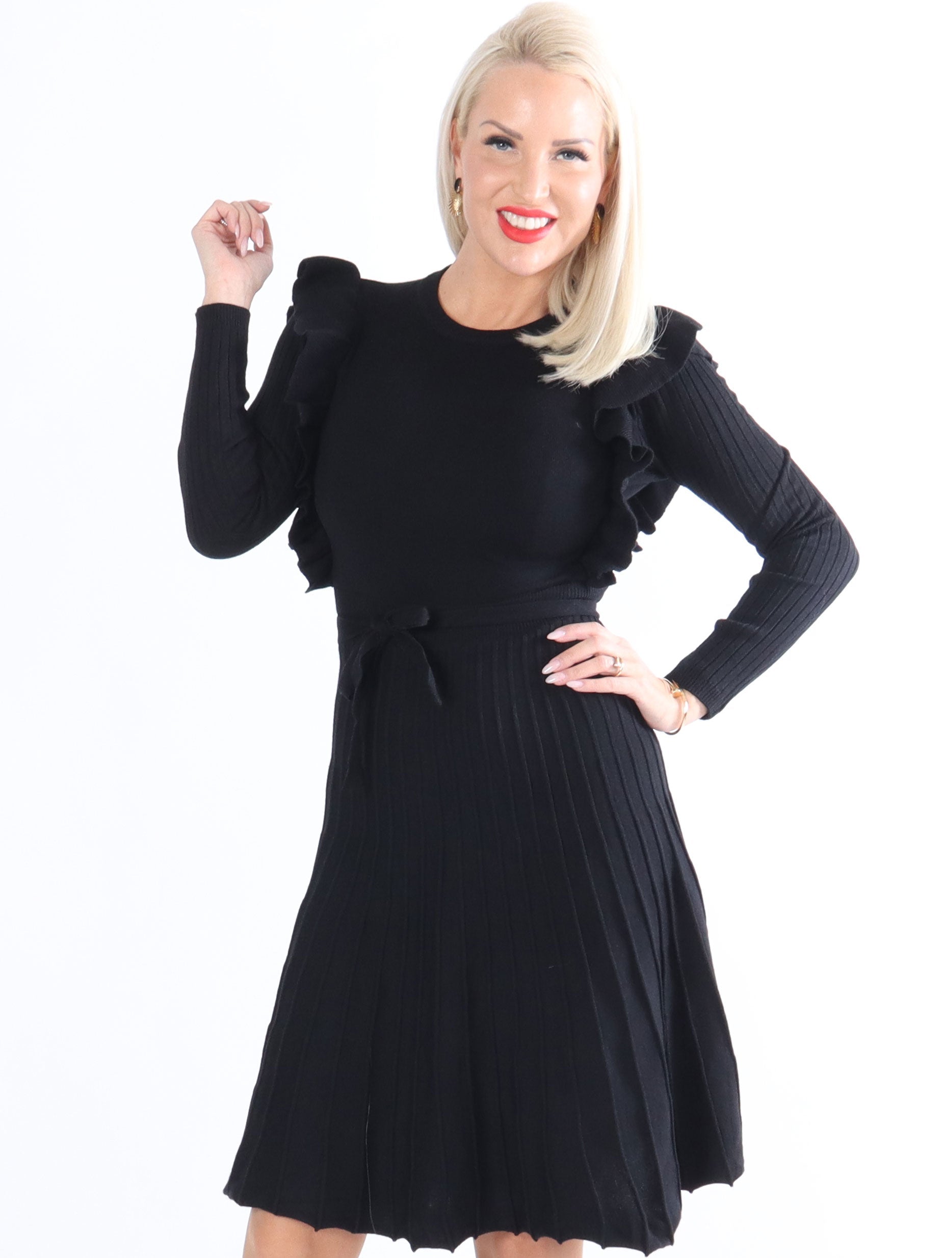 Freda - Svart klänning med volang och band i midjan