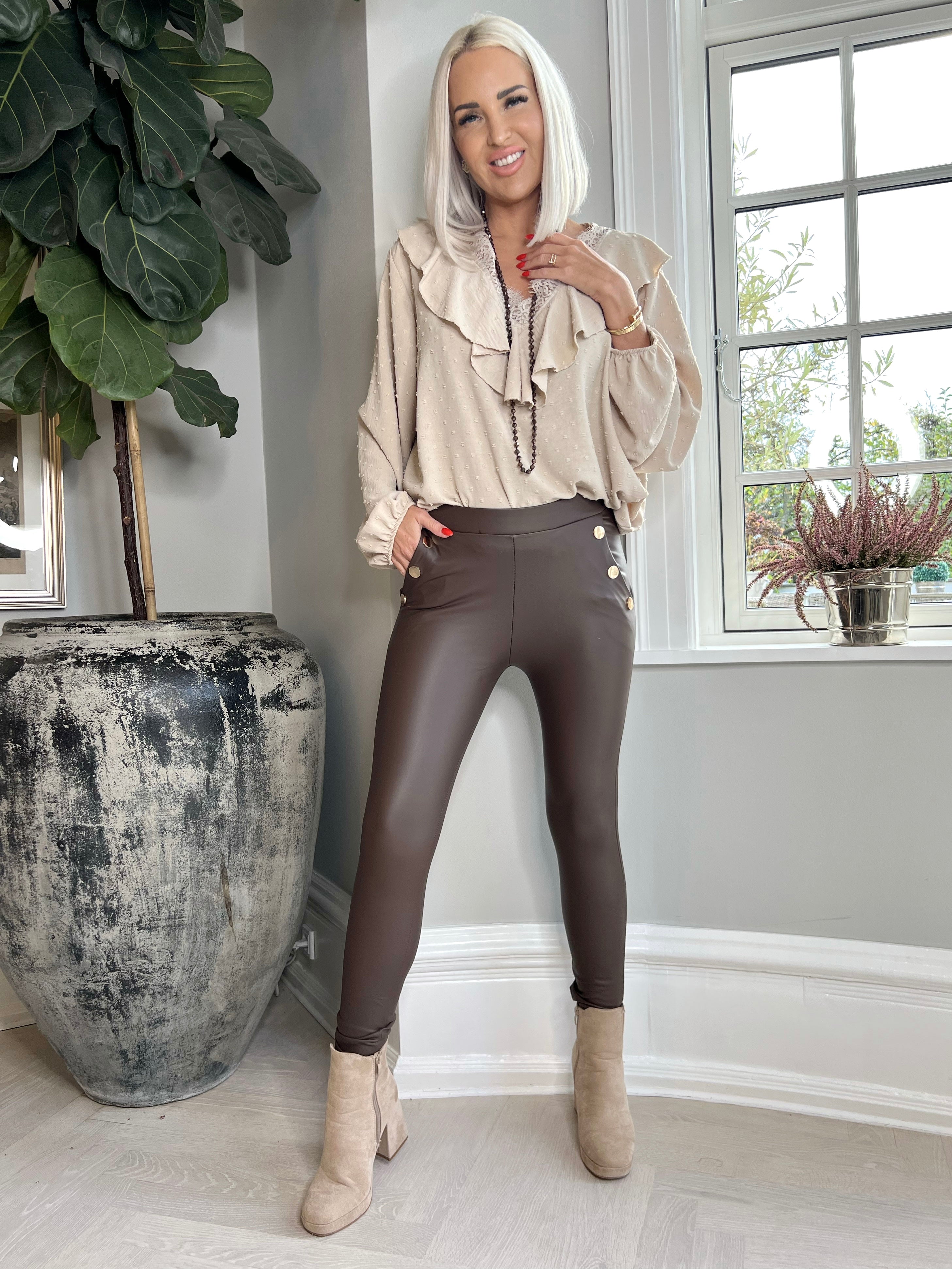 Freja - Bruna leggings i skinnlook med knappar