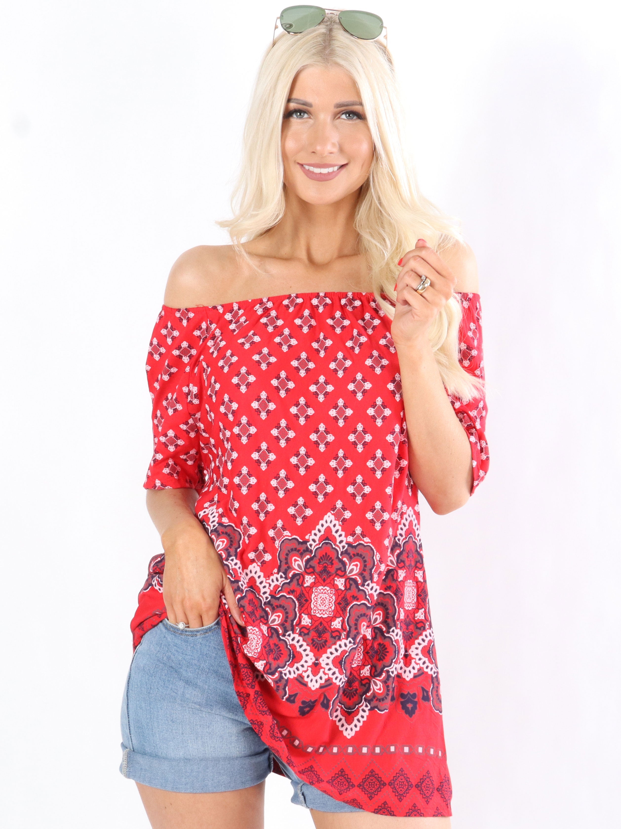 Gabriela - Svart t-shirt med tryck och gummiband i halsen