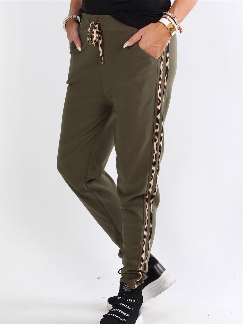 Gaja - Armégröna sweatpants med leopardmönster längs benet