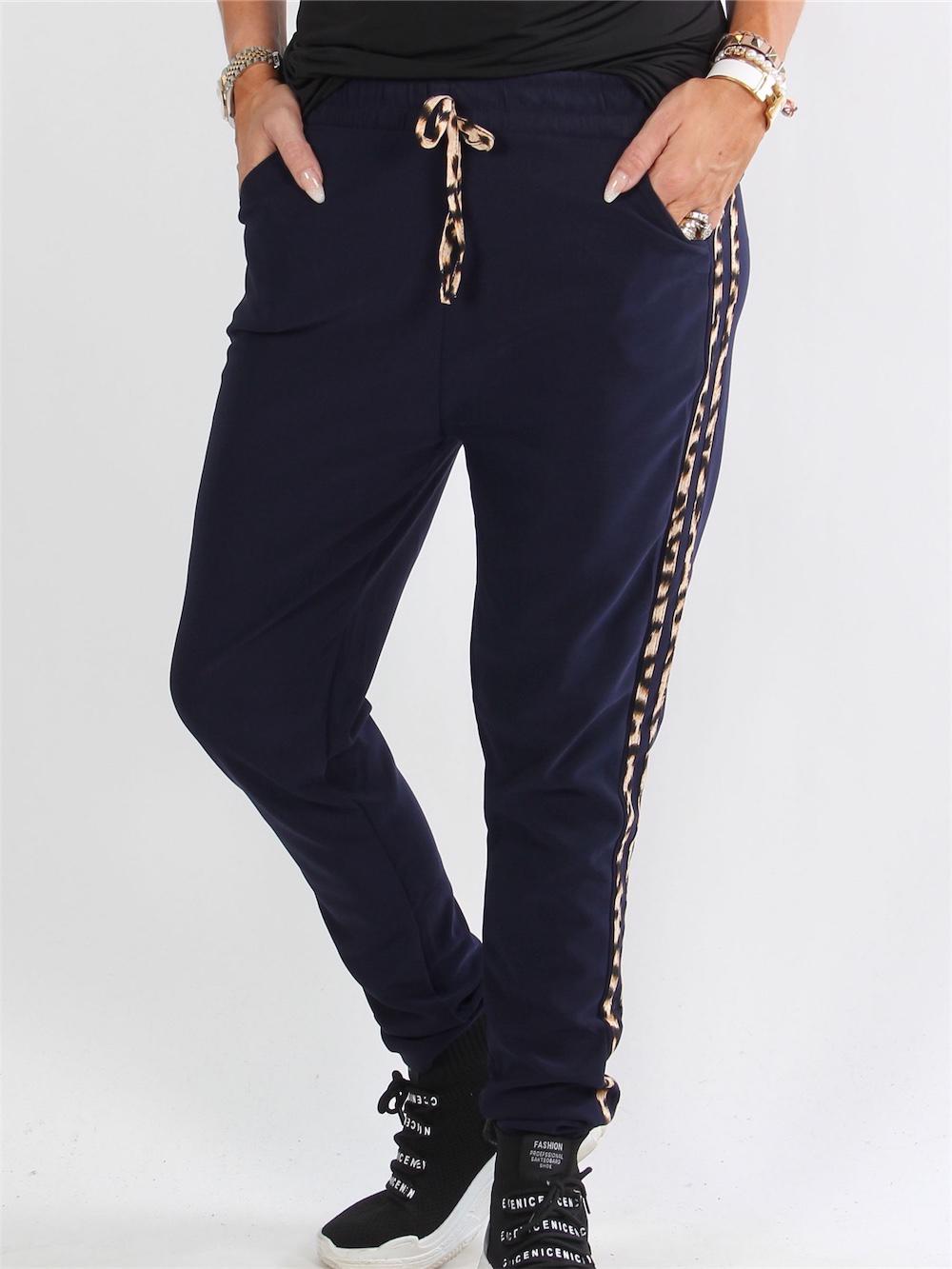 Gaja - Armégröna sweatpants med leopardmönster längs benet