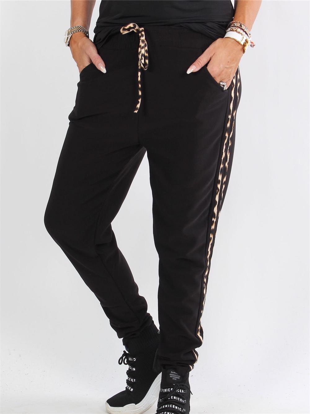 Gaja - Armégröna sweatpants med leopardmönster längs benet