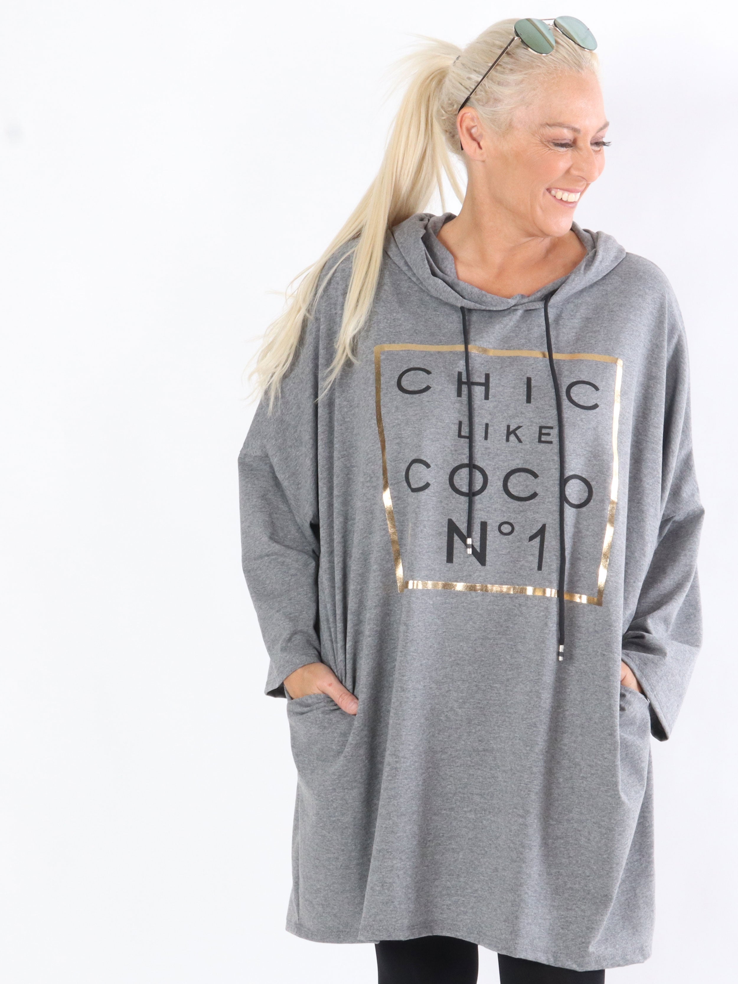 Gemma - Klänning med huva och guldmotiv