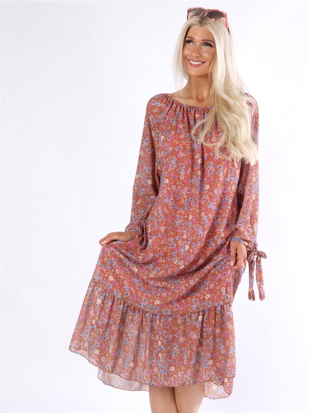 Gigi - Lång klänning med blommönster i chiffong