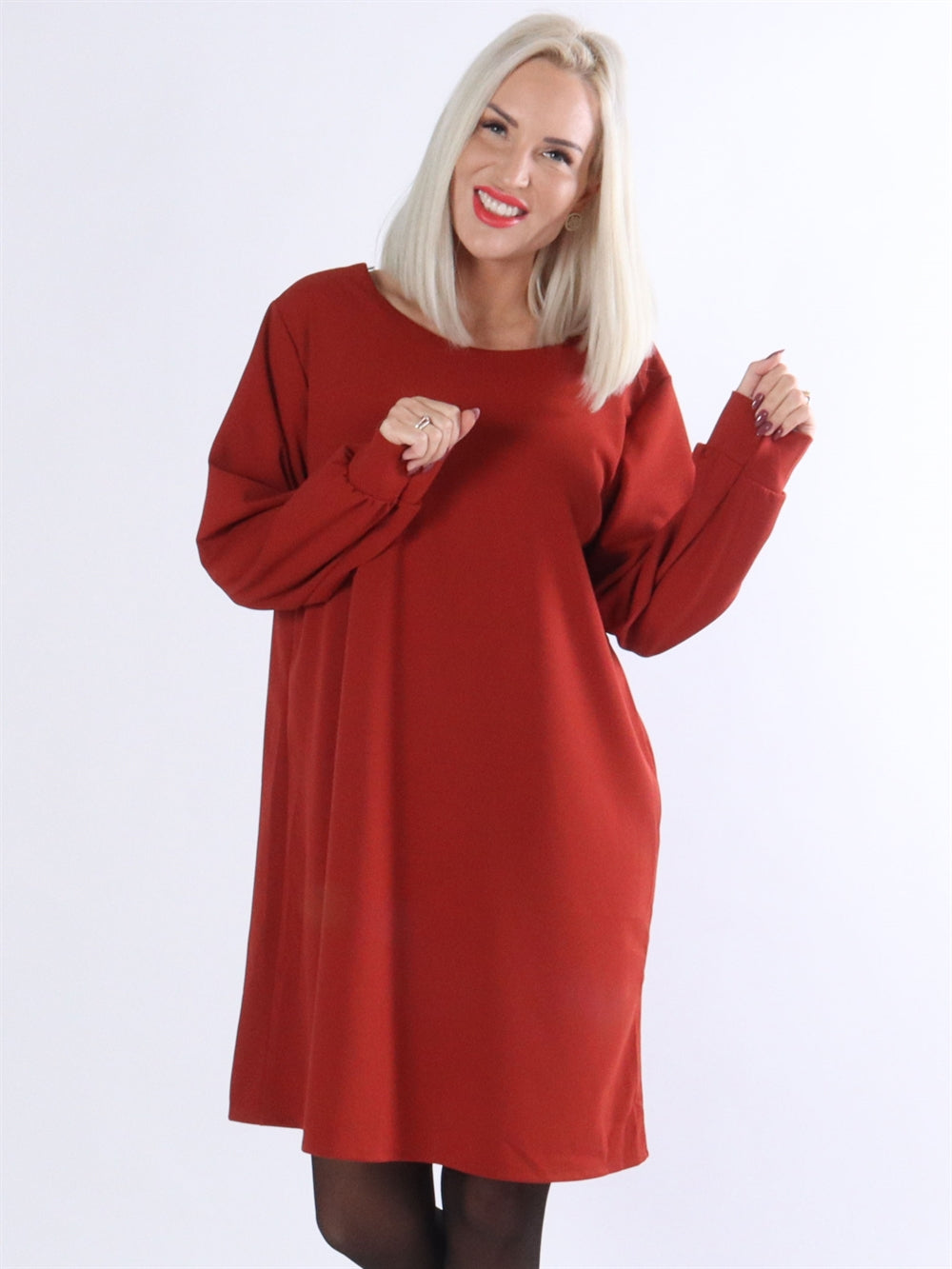 Gissela - Klänning med spets med v-hals på baksidan