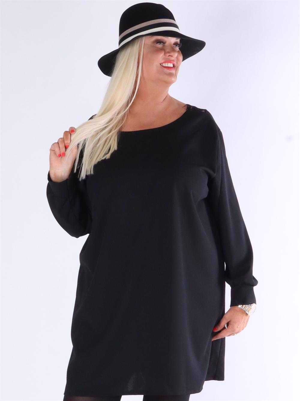 Gissela - Klänning med spets med v-hals på baksidan