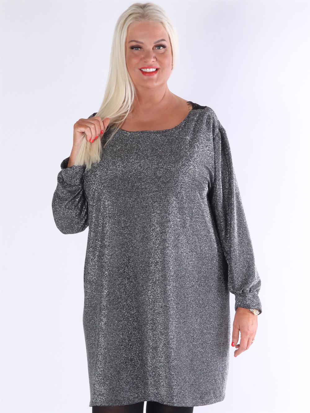 Gissela - Klänning med spets med v-hals på baksidan