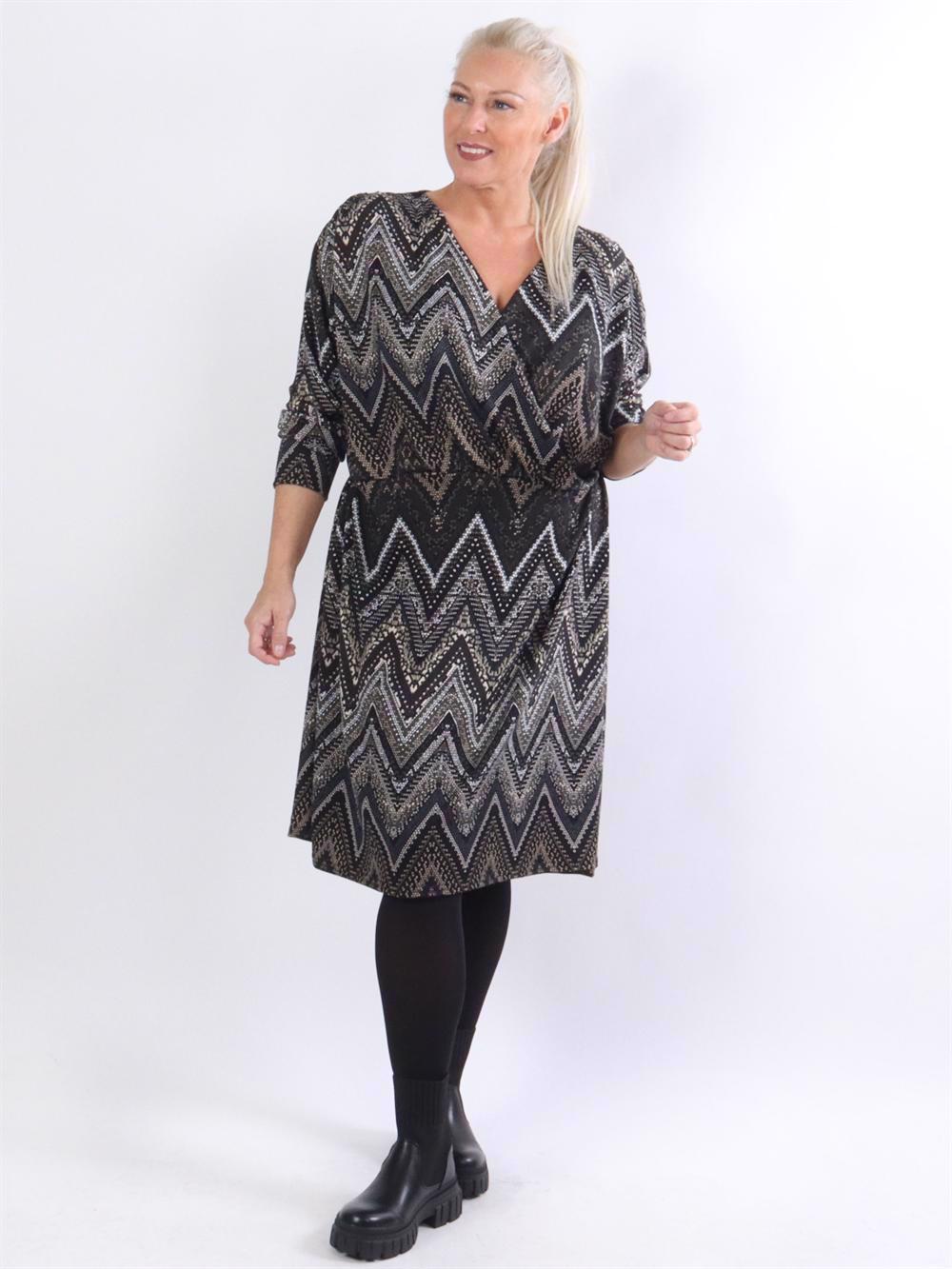 Gordana - Svart mönstrad klänning med långa ärmar