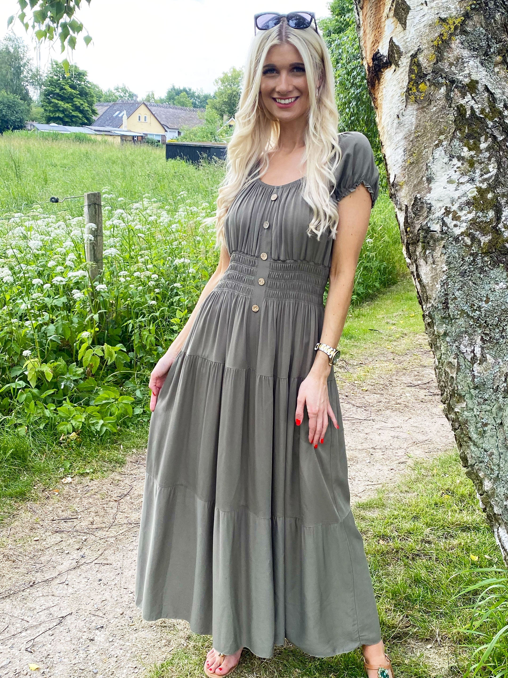 Gracia - Klänning med träknappar