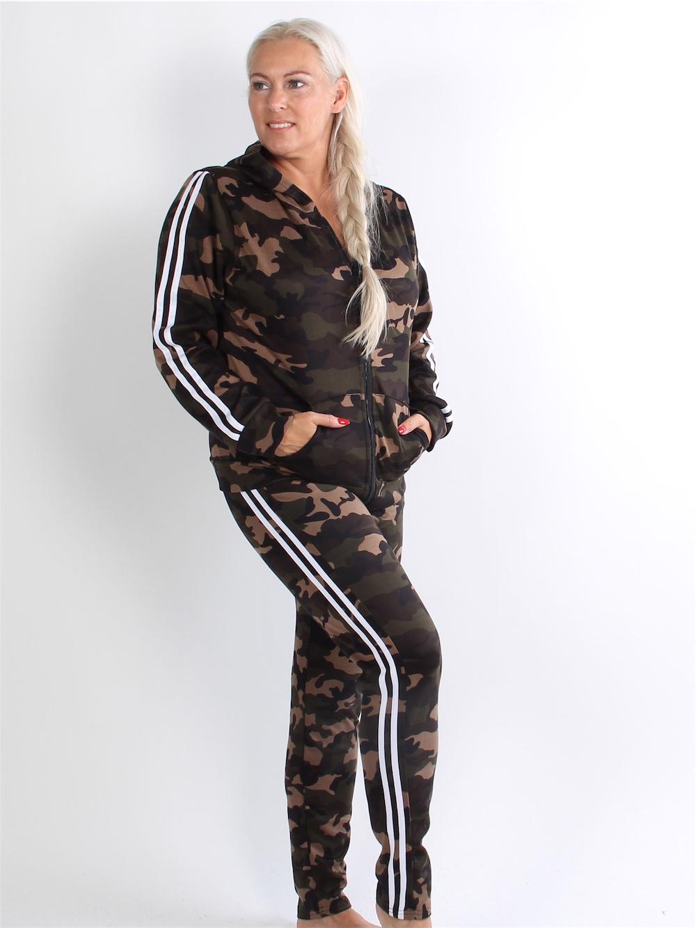 Haily - Snygg kamouflagedräkt med svarta ränder