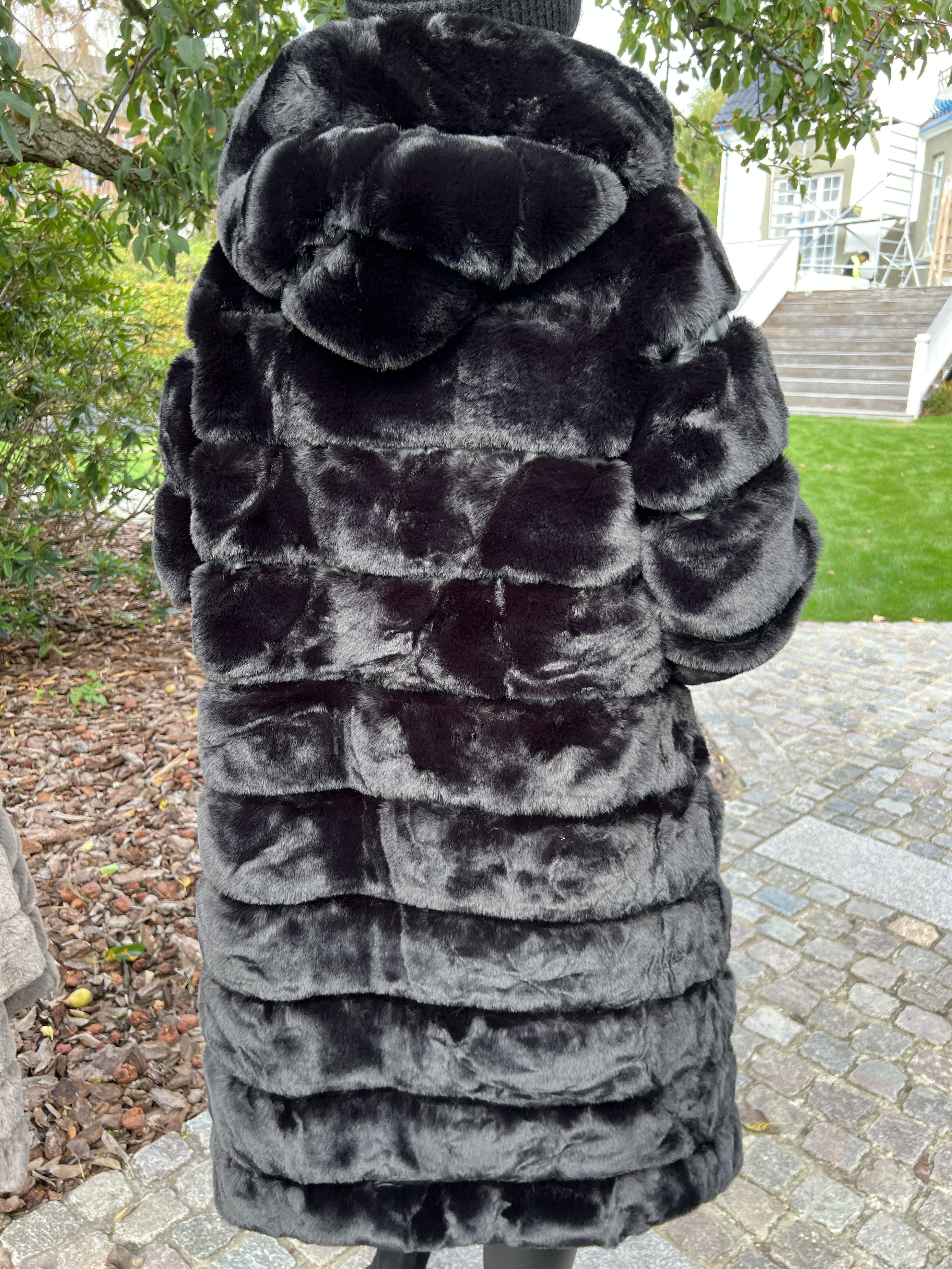 Haley - Snygg päls med huva i falsk päls