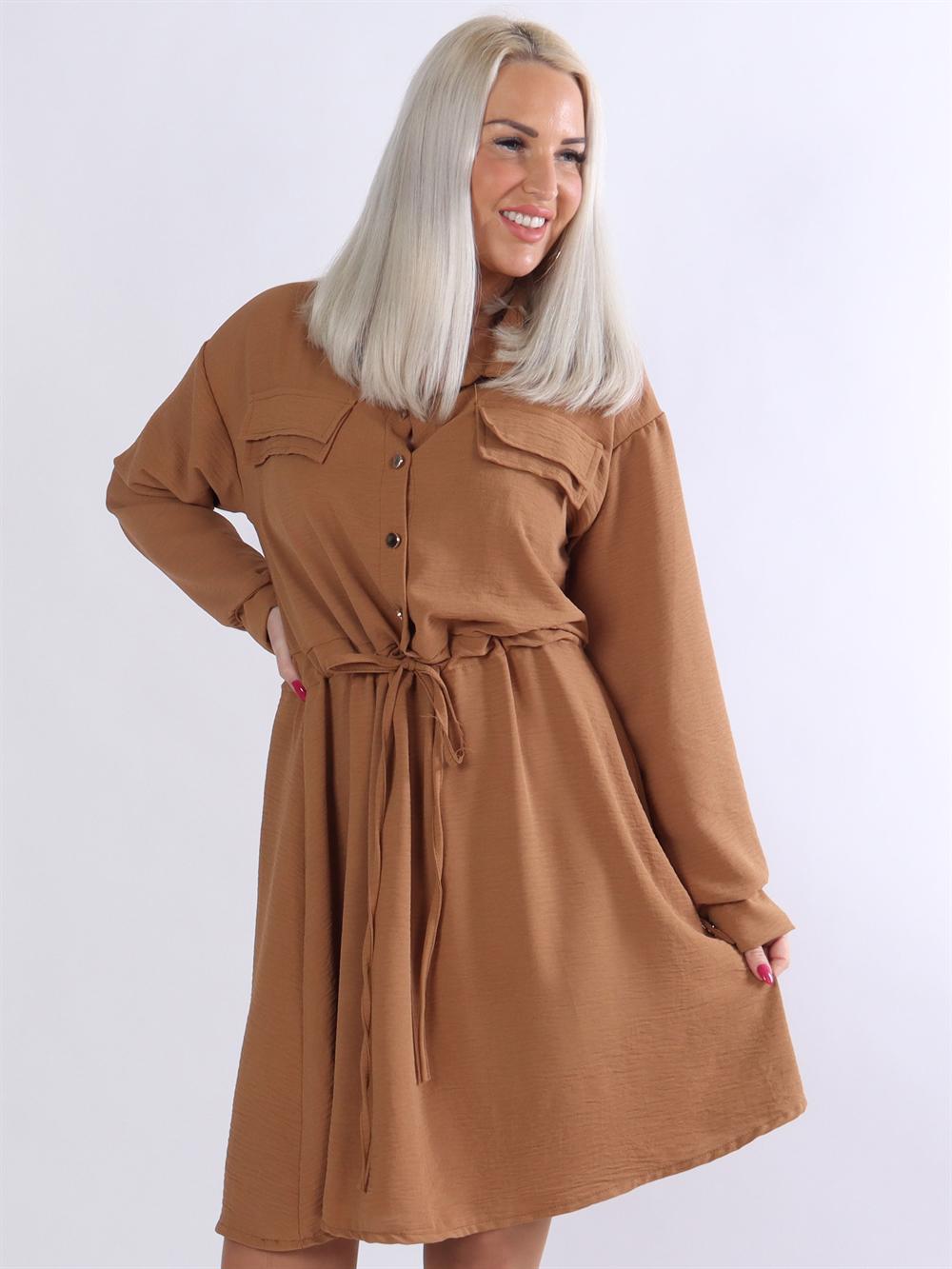 Hanine - Skjorta med guldknappar och spets i midjan