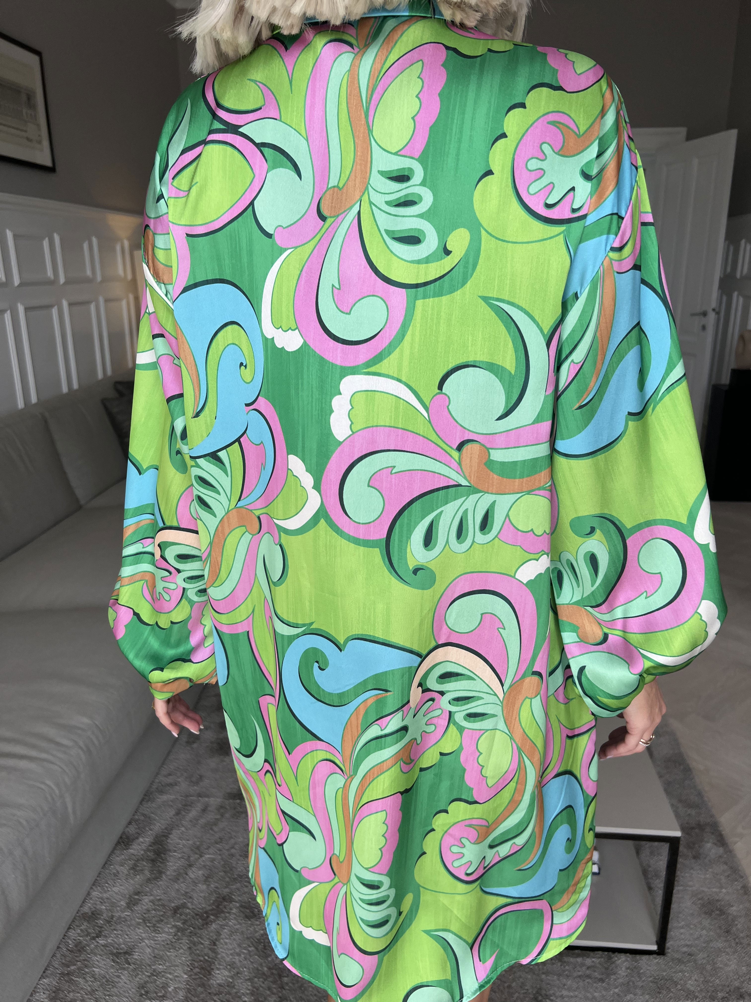 Happy Dress - Flerfärgad plus size skjortklänning i sidenlook