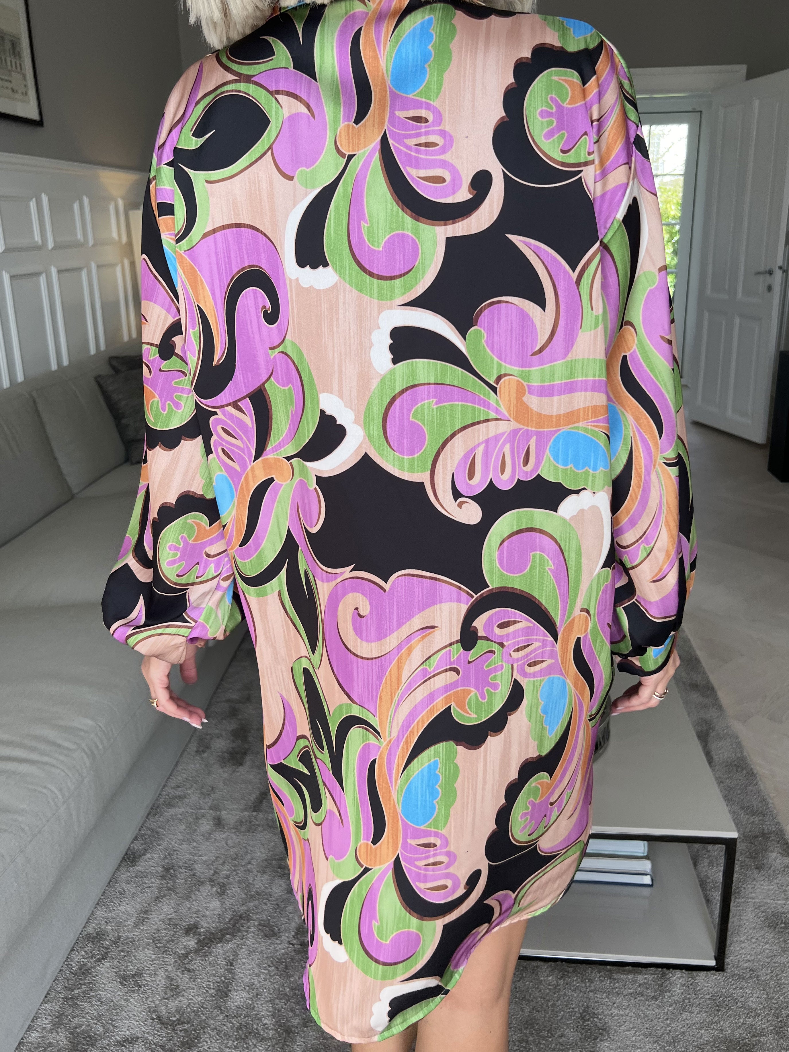 Happy Dress - Flerfärgad skjortklänning i sidenlook