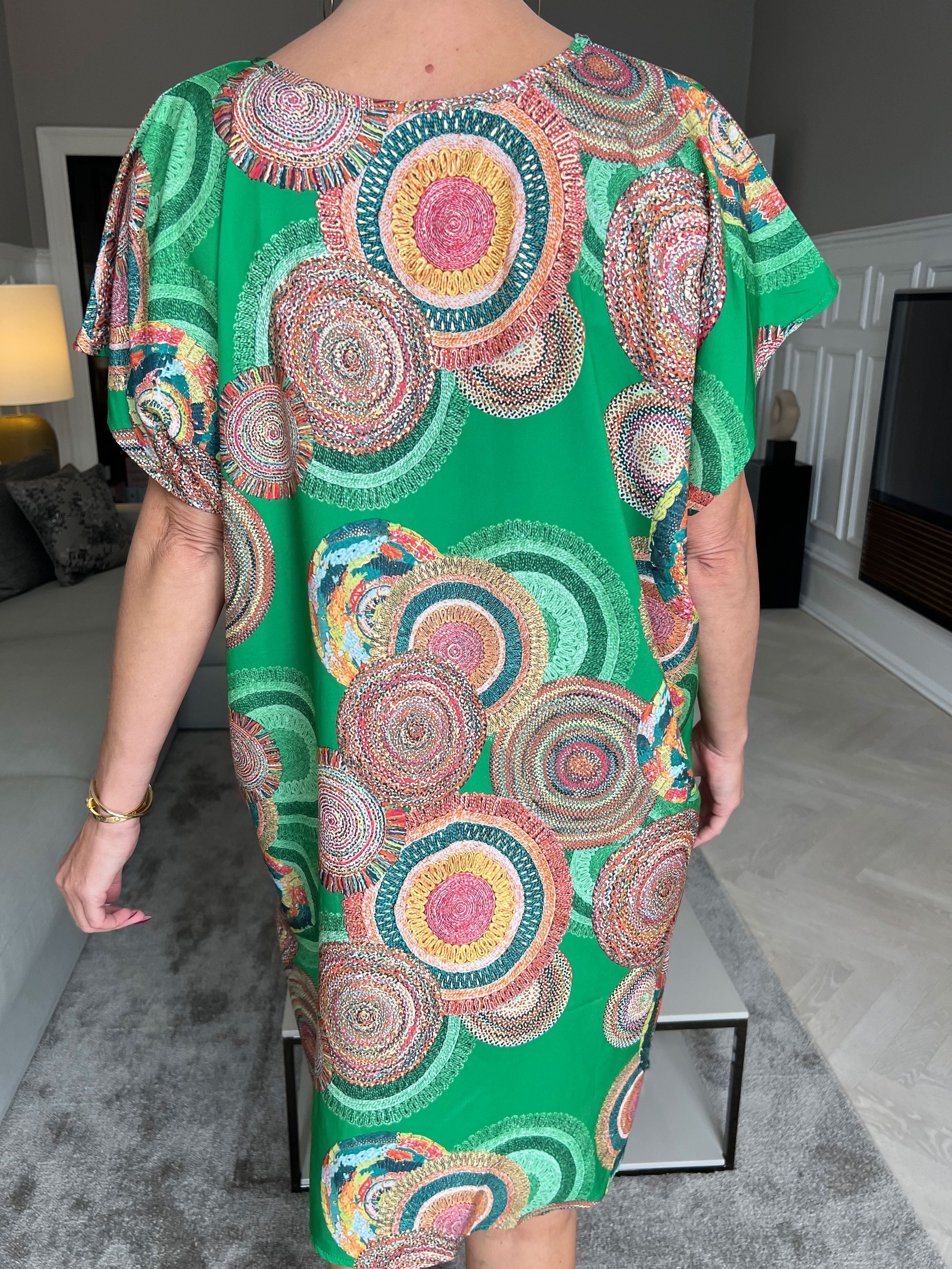 Helena - Lätt och luftig mönstrad klänning i siden