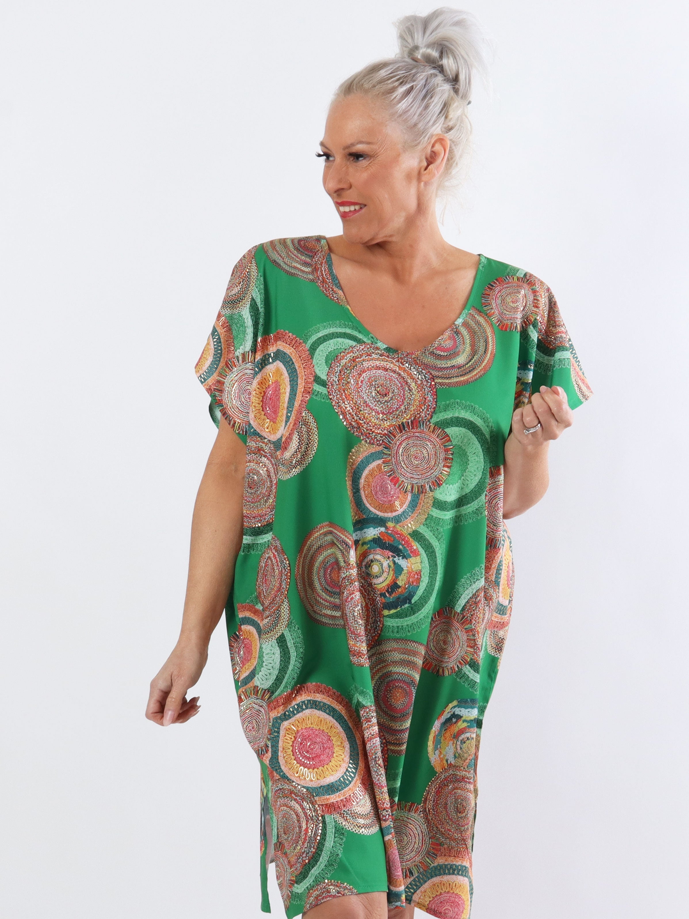 Helena - Lätt och luftig plus size klänning i siden