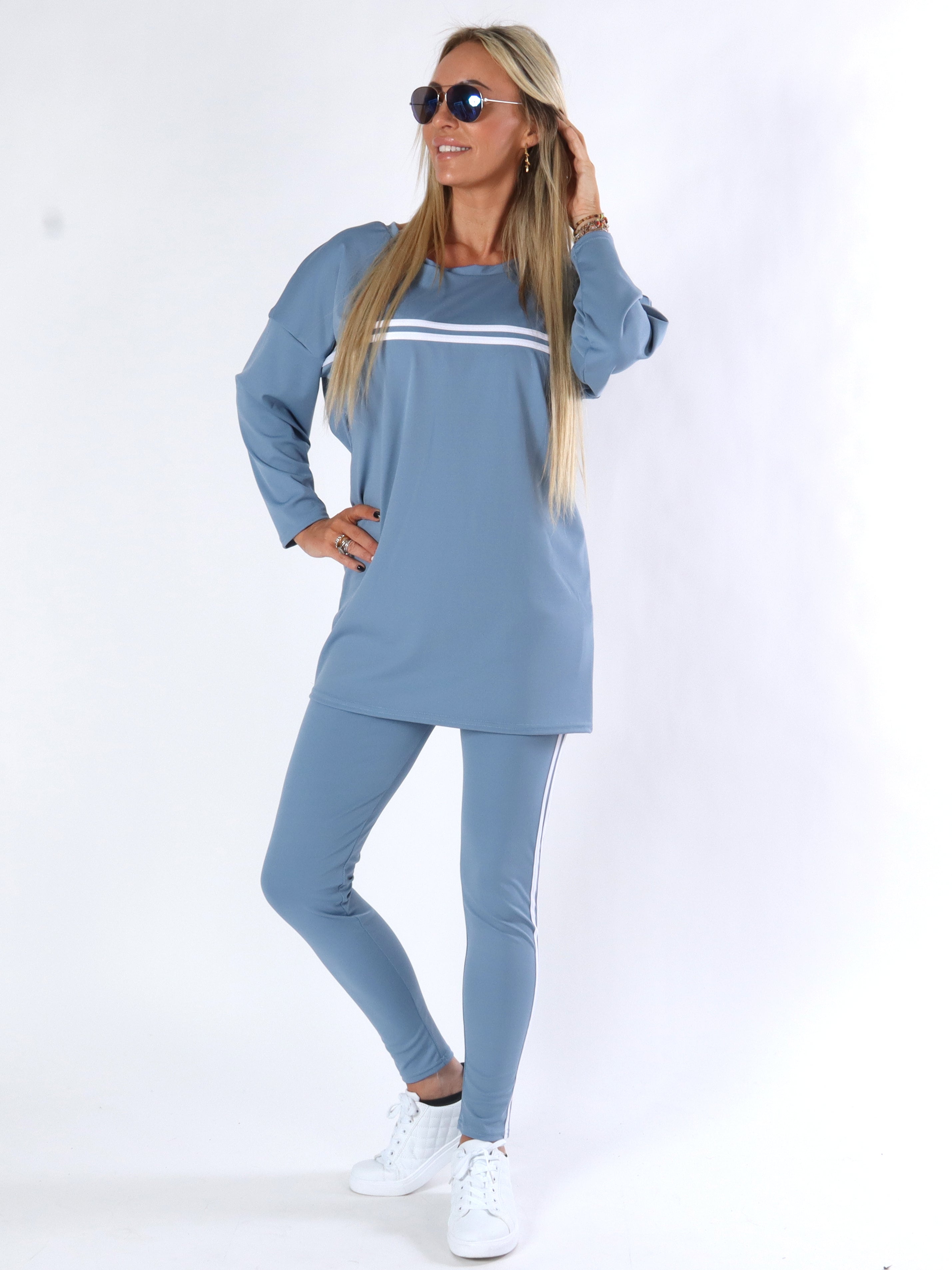 Hilma - Armégrön joggingdräkt i elastiskt tyg med vita ränder