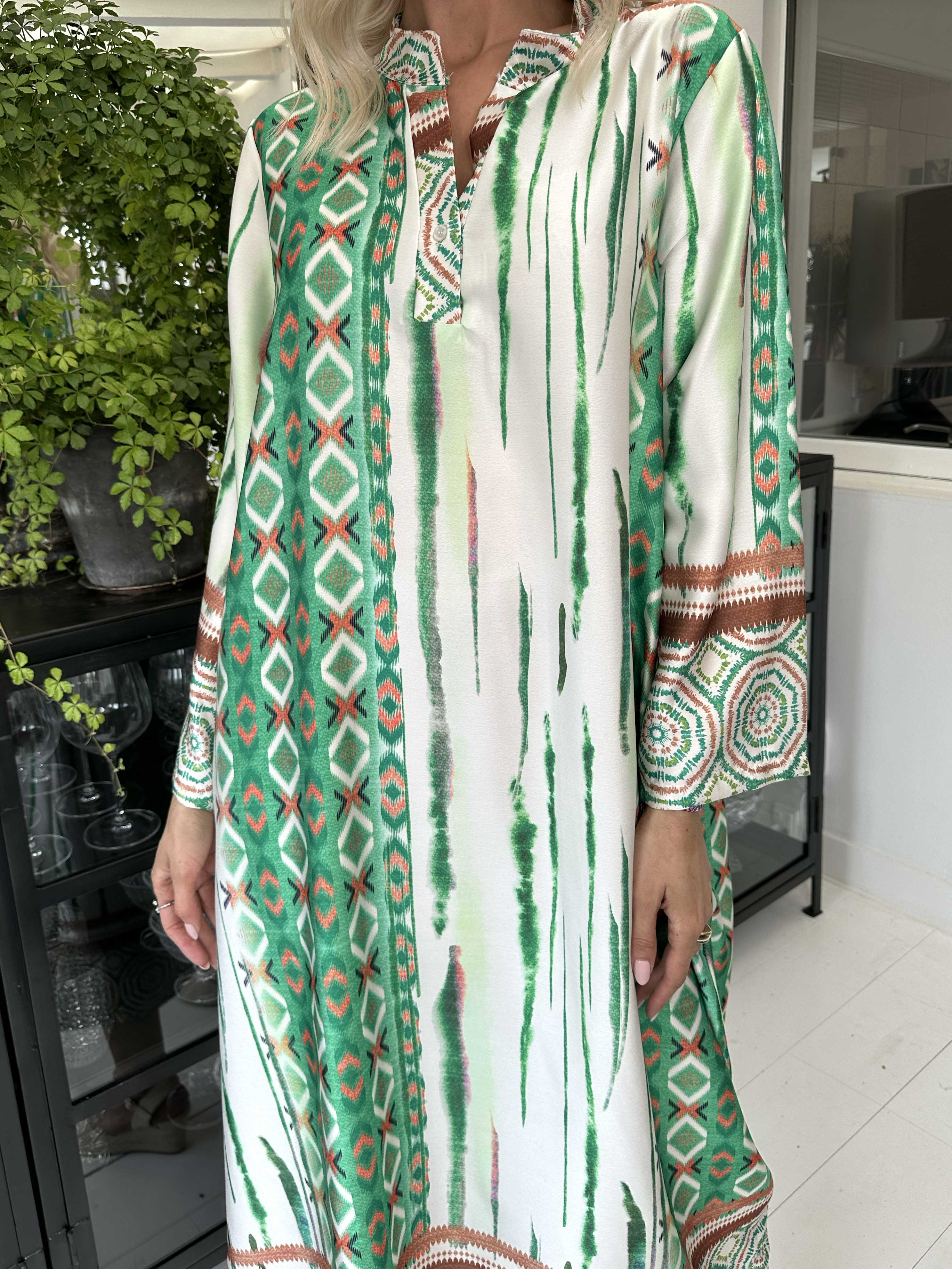 Hyben - Långärmad klänning i sidenlook