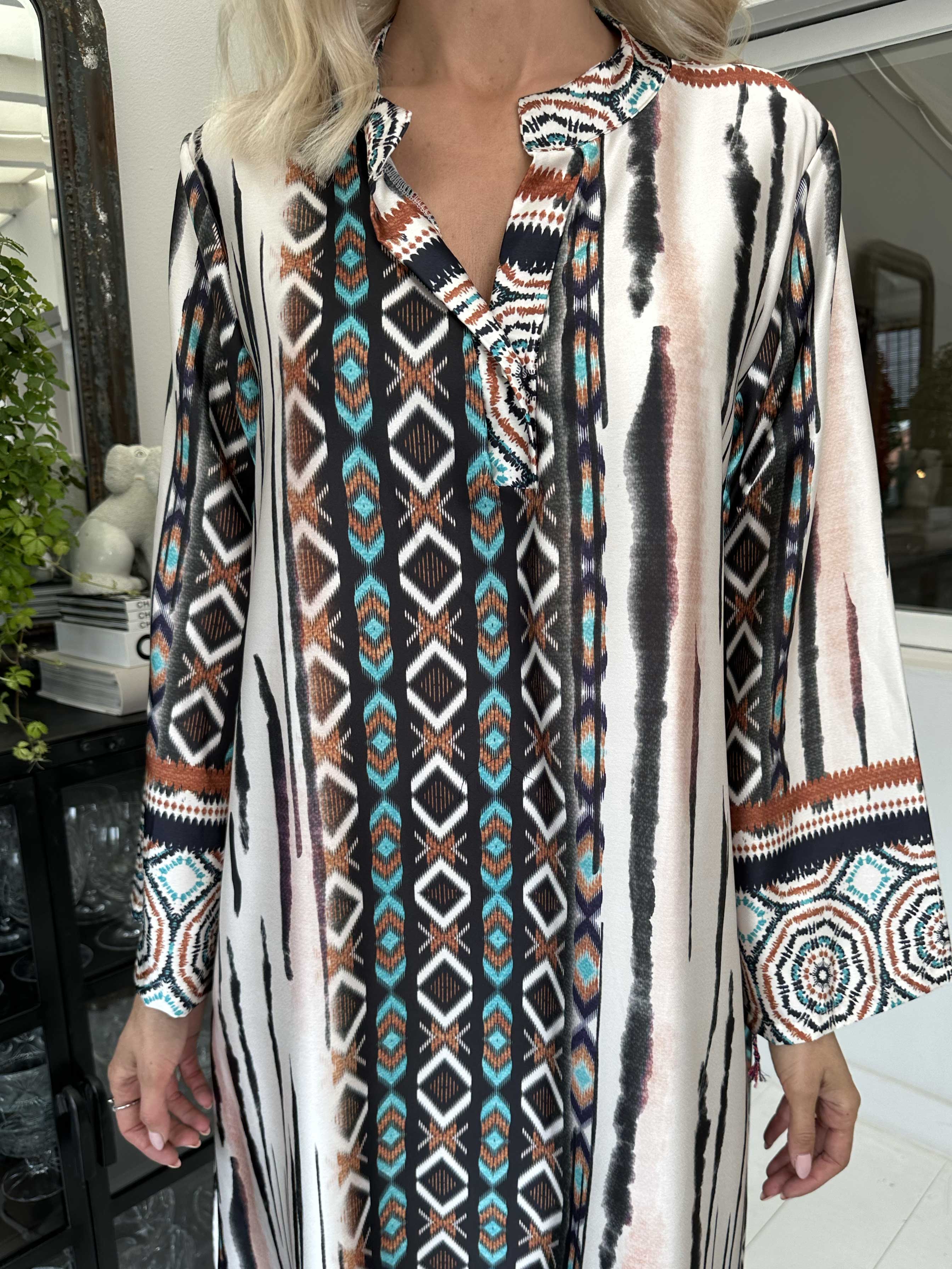 Hyben - Långärmad klänning i sidenlook