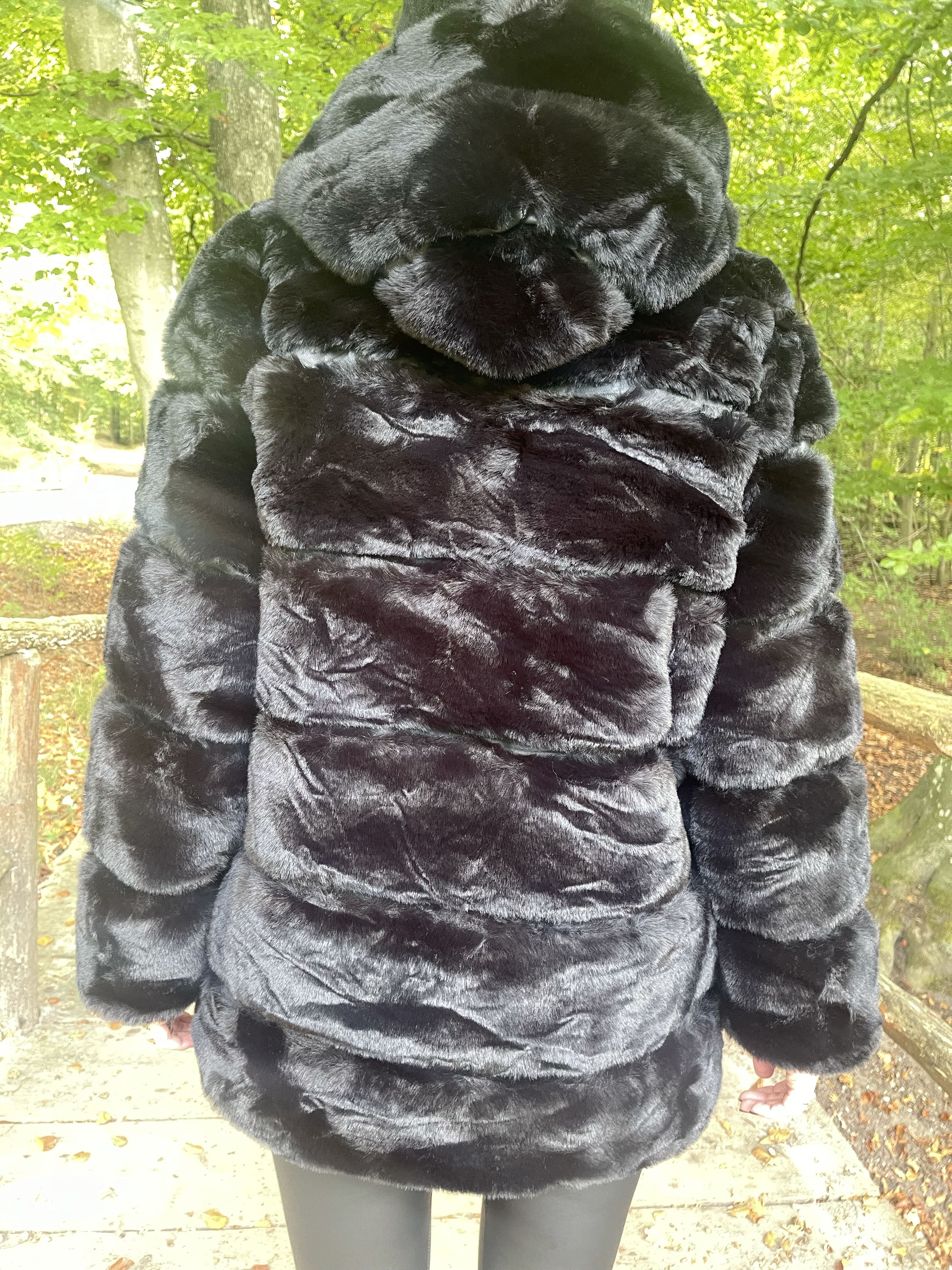 Haley Short - Snygg pälsjacka med luva i falsk päls