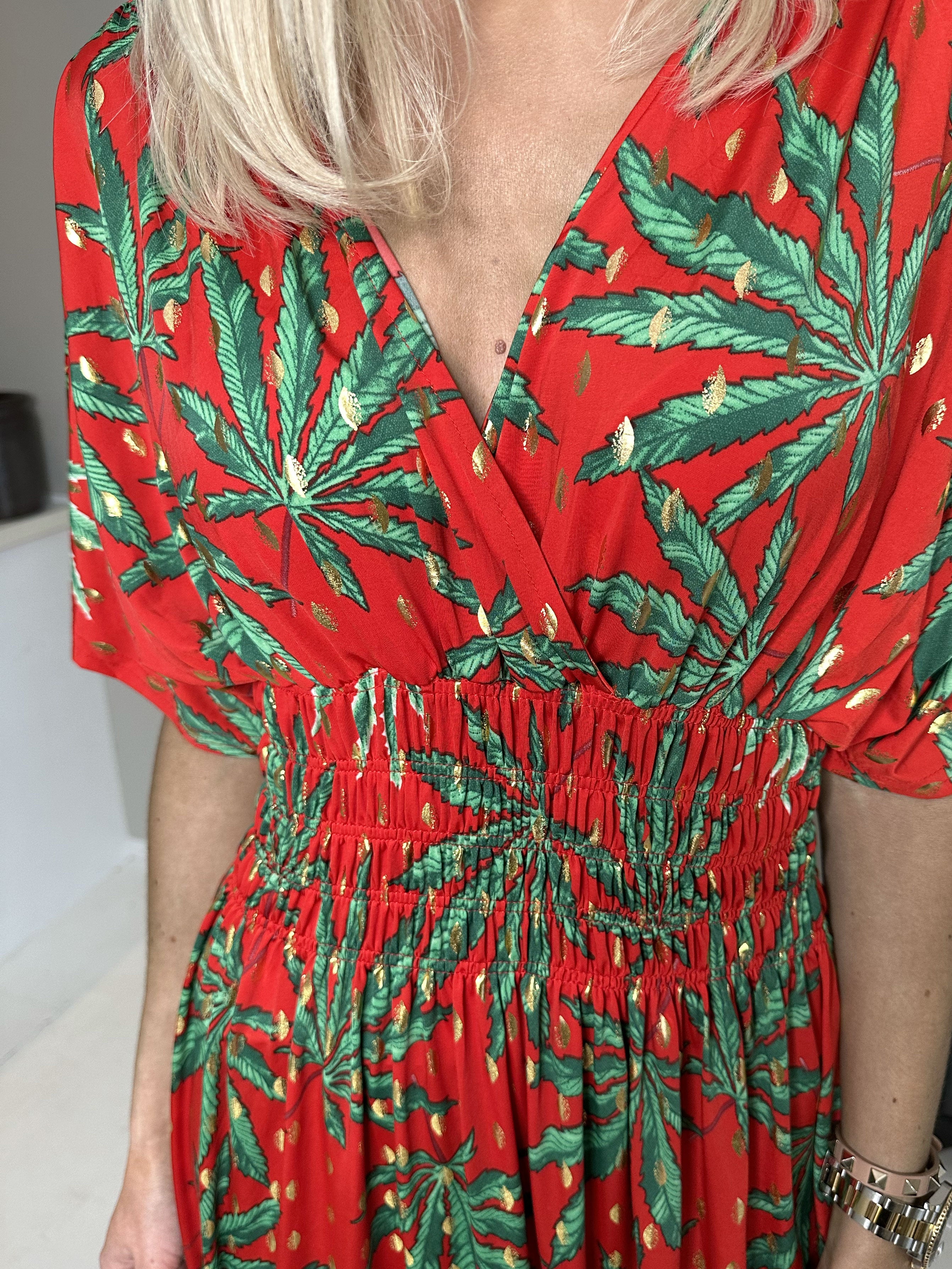 Pams Leaf - Lång elastisk klänning i skrynkelfritt tyg