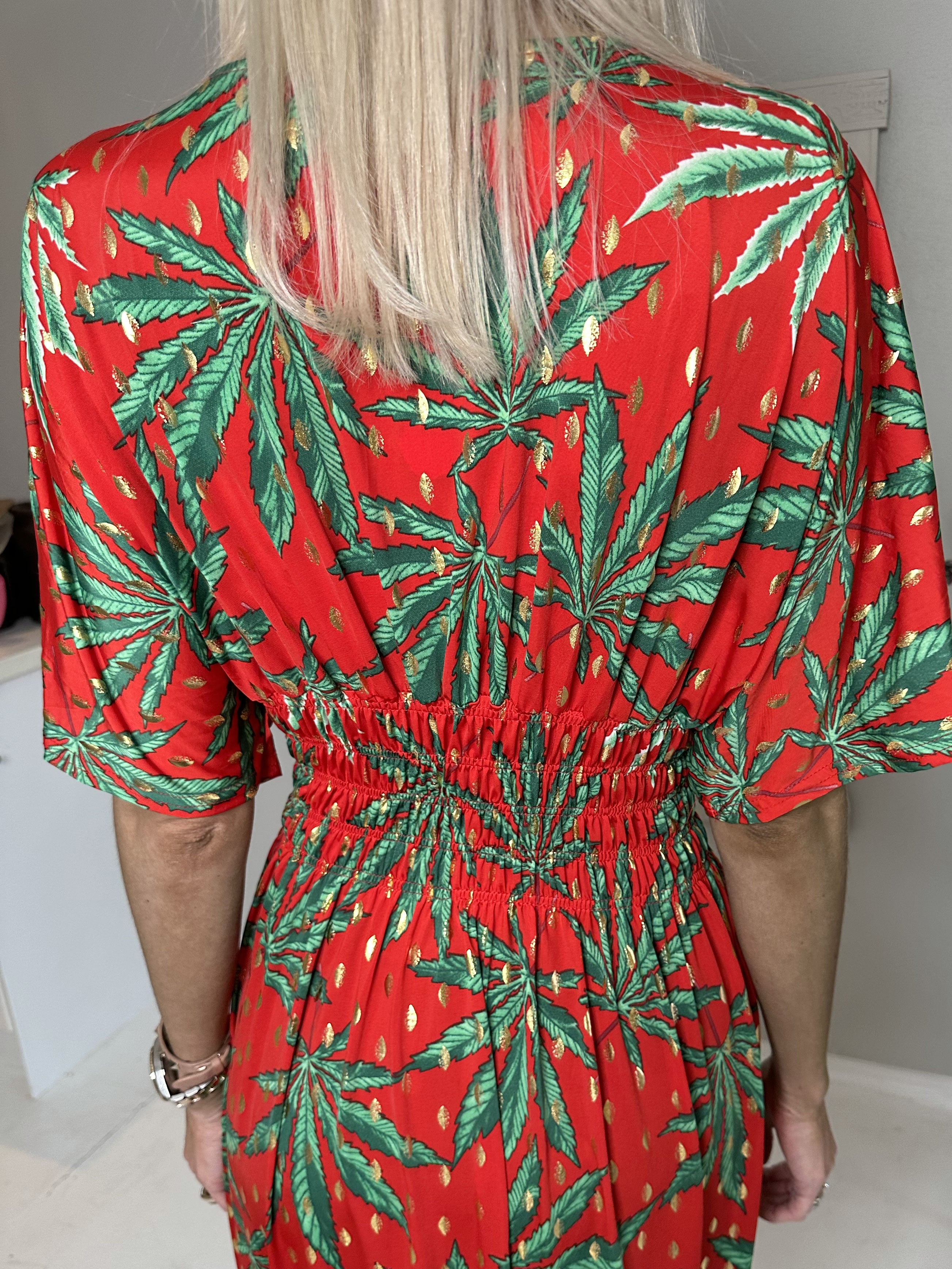 Pams Leaf - Lång elastisk klänning i skrynkelfritt tyg