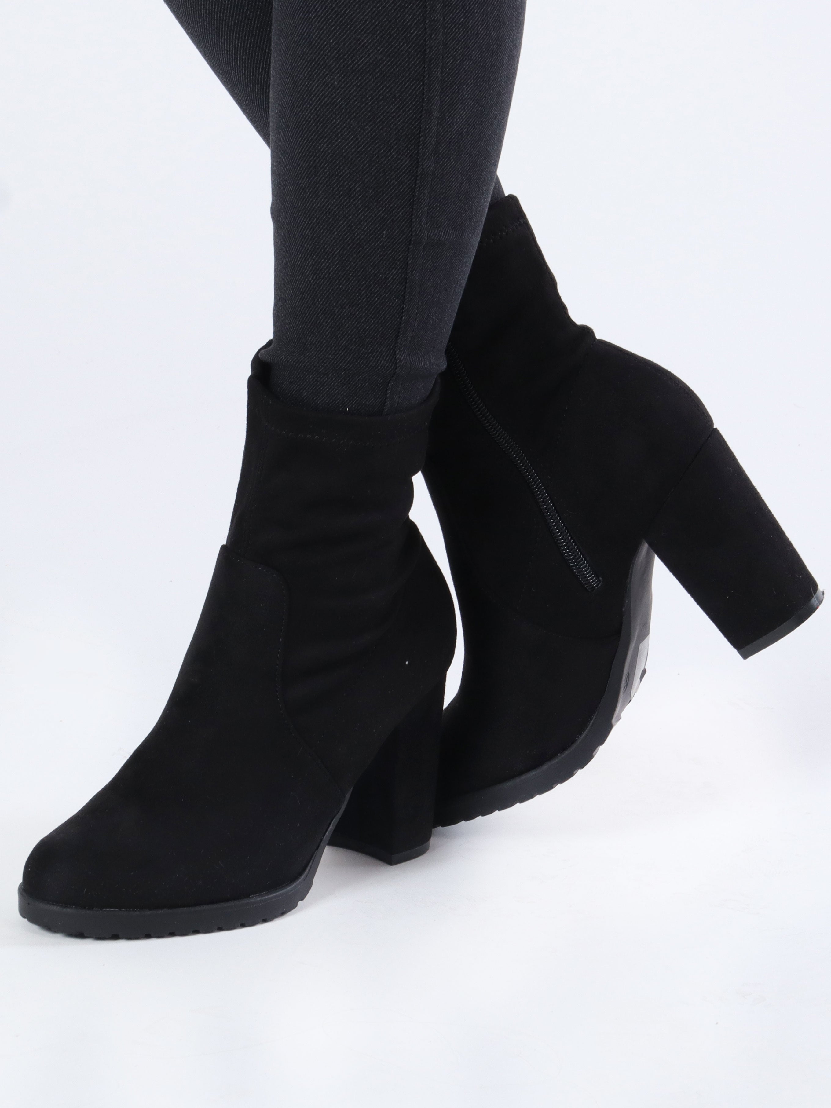 Lila - Stövlar i svart mocka med tjock klack