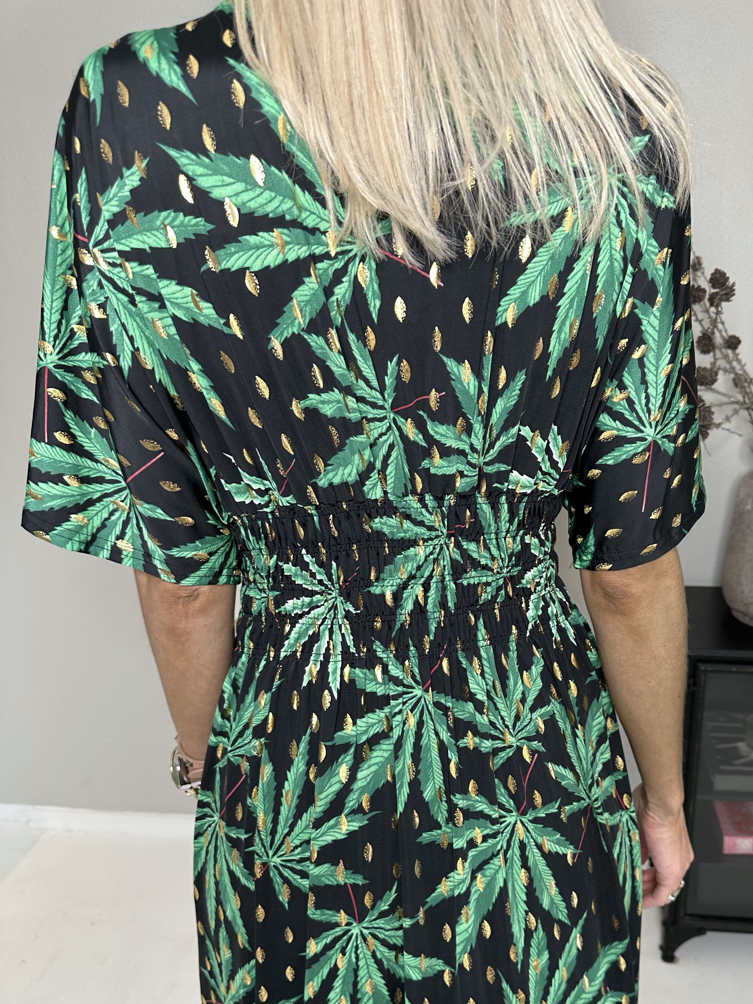 Pams Leaf - Lång elastisk klänning i skrynkelfritt tyg