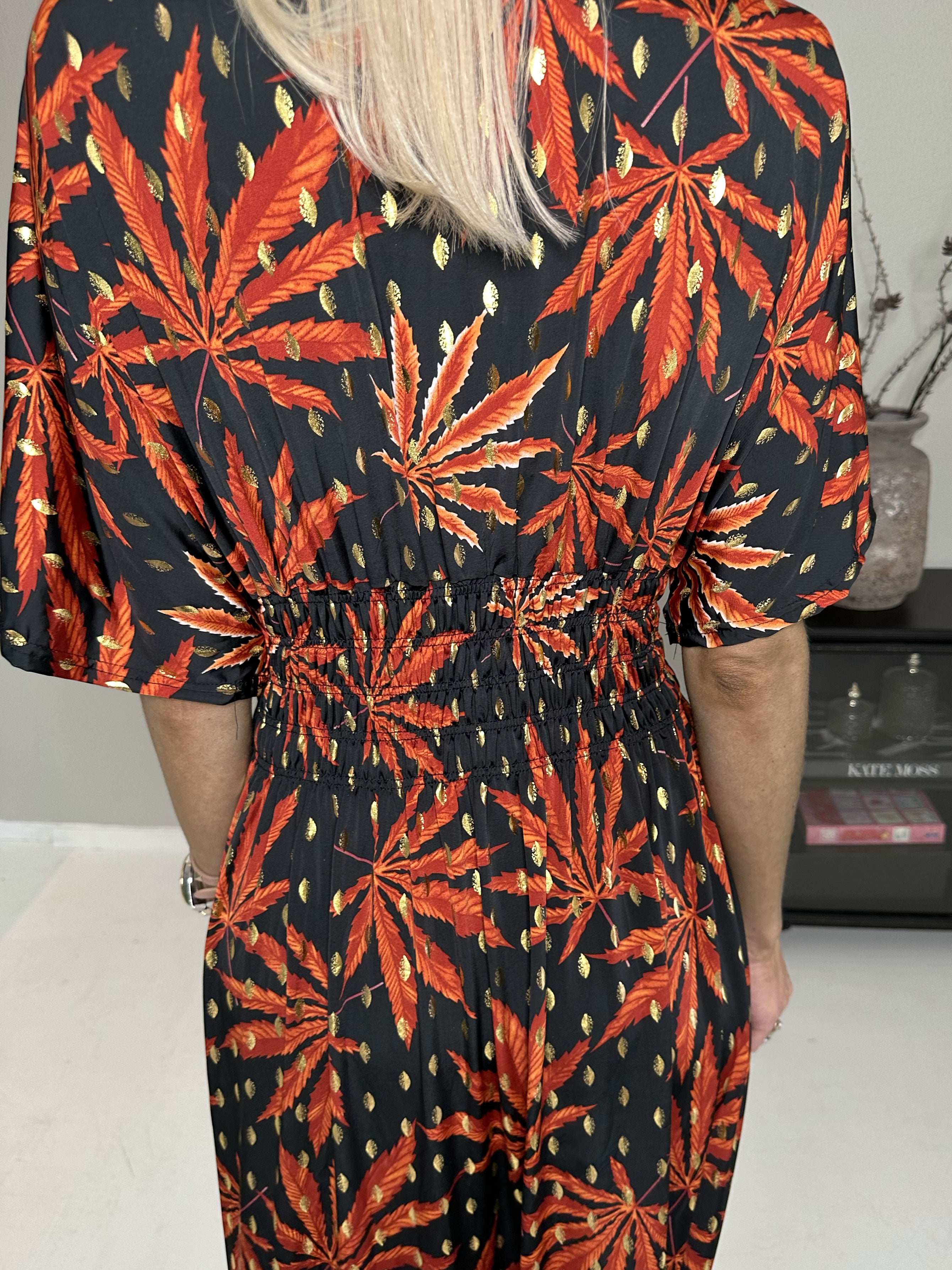 Pams Leaf - Lång elastisk klänning i skrynkelfritt tyg