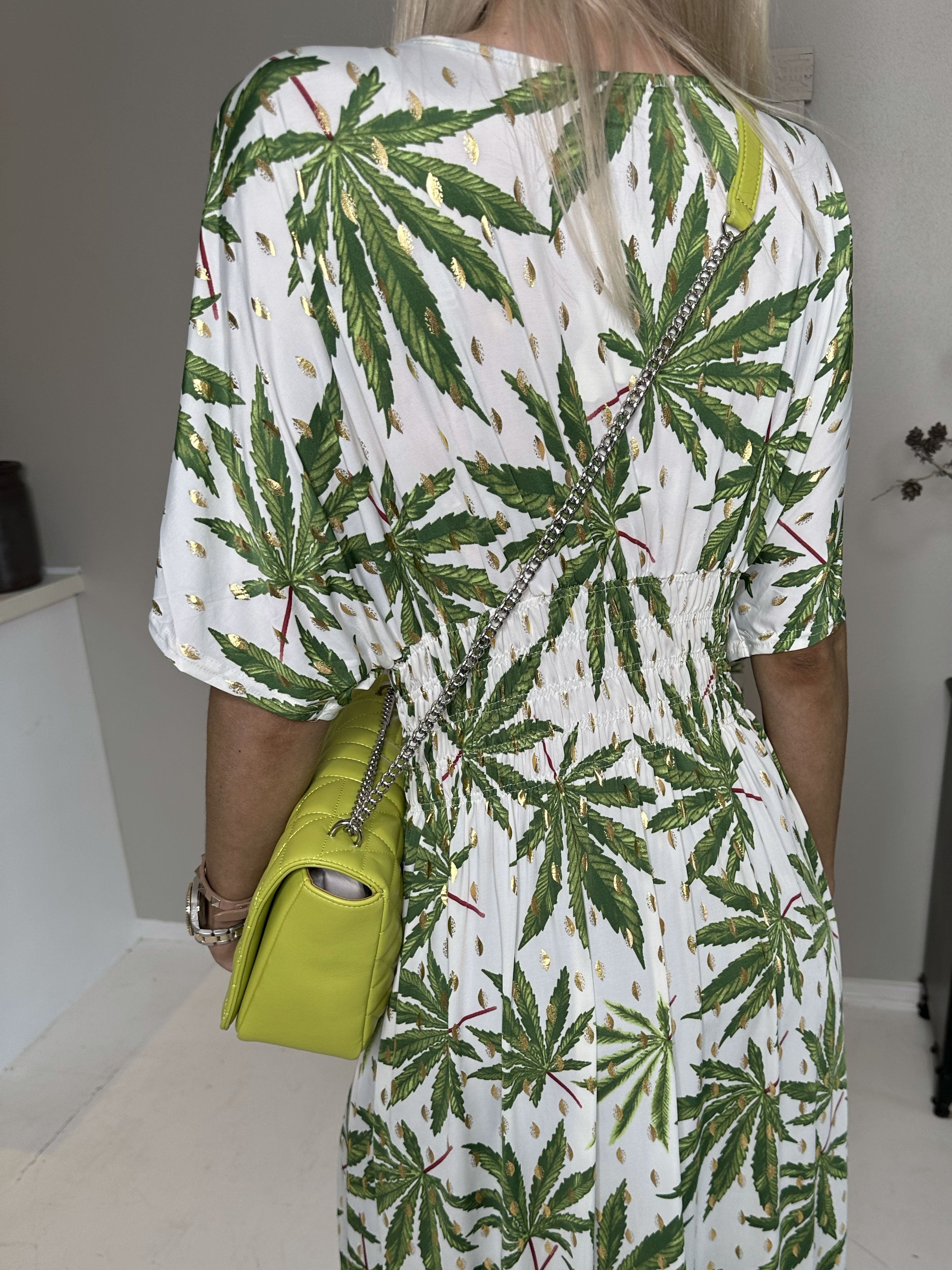 Pams Leaf - Lång elastisk klänning i skrynkelfritt tyg