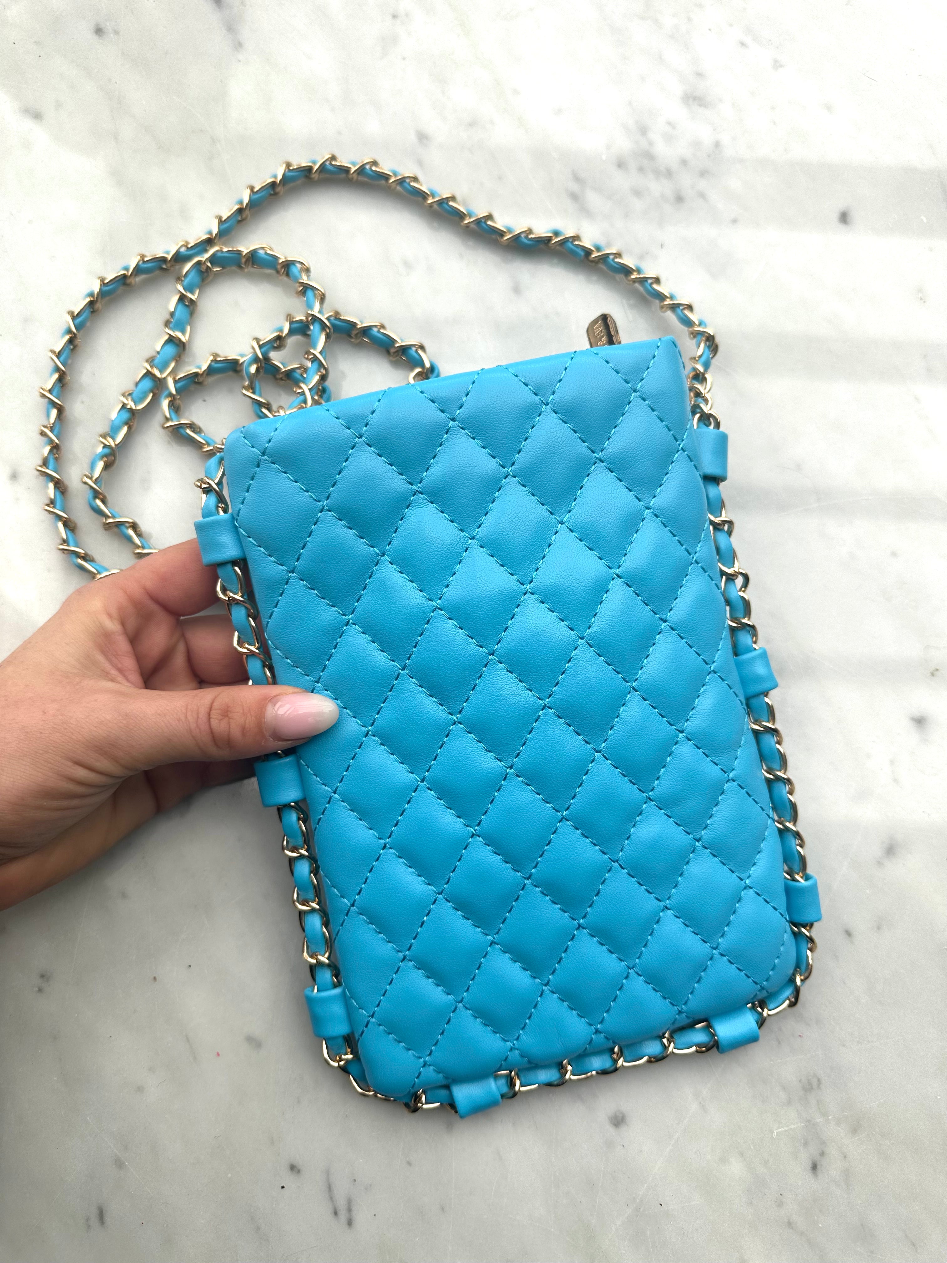 Caroline - Beige liten väska med guldkedja