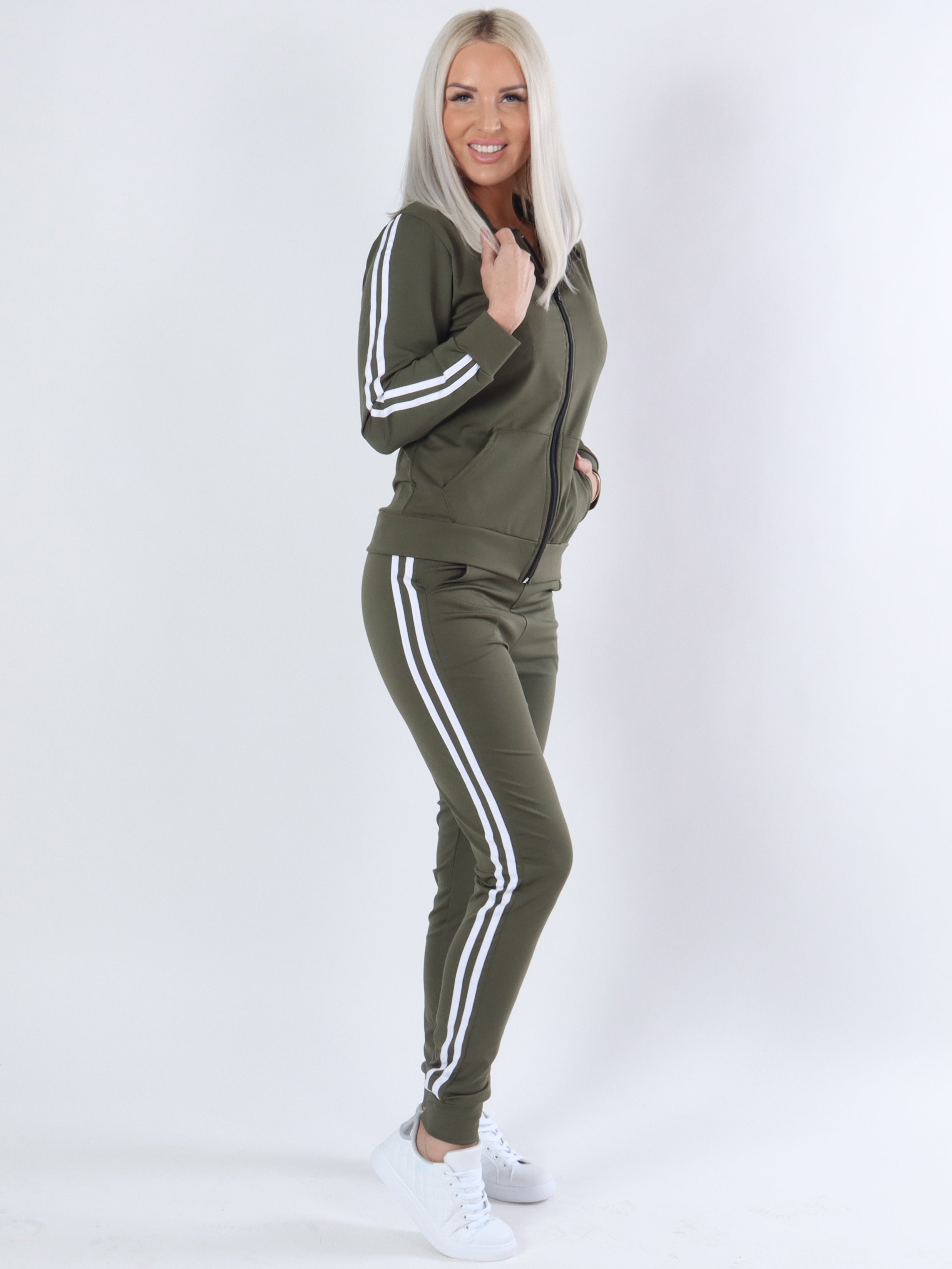 Celin - Armégrön joggingdräkt med vita ränder