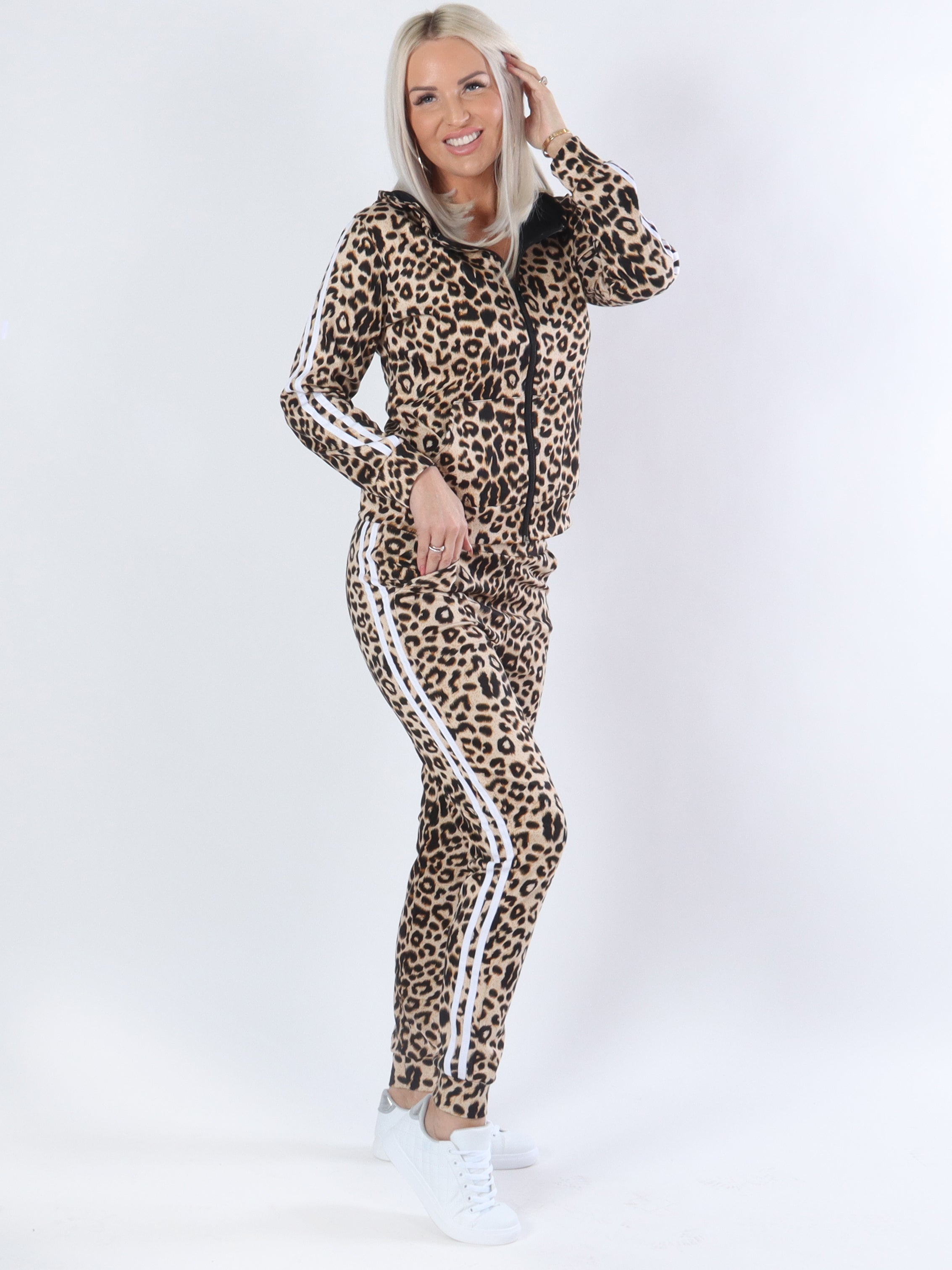 Cajsa - Brun joggingdräkt i leopardmönster med vita ränder