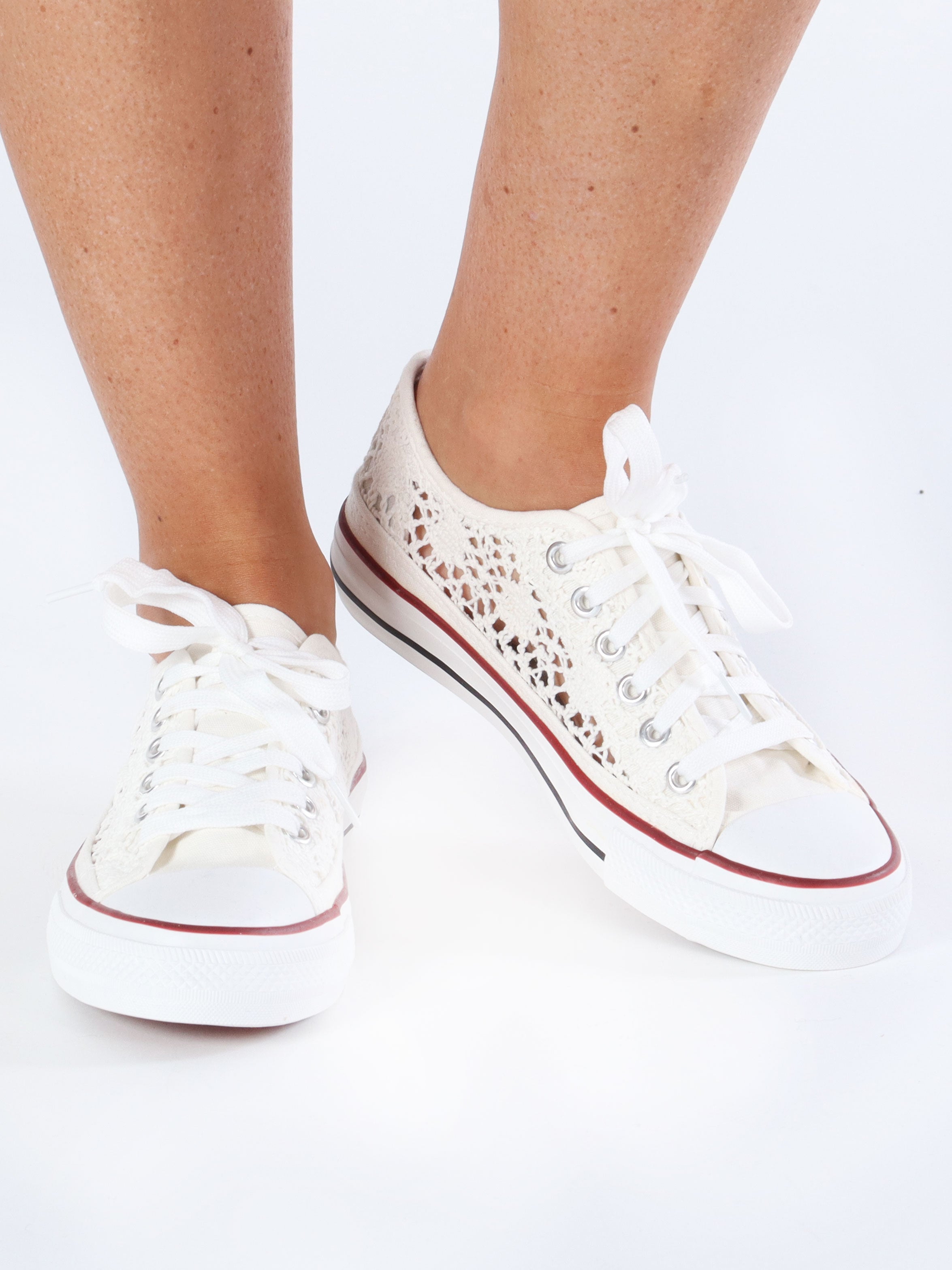 Vigga - Sneakers med broderat utseende och vit sula