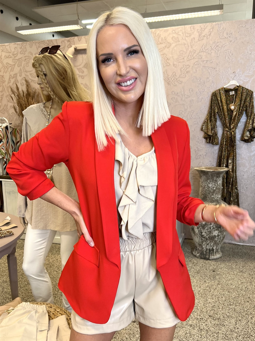 Mila - Snygg blazer med rynka på ärmen