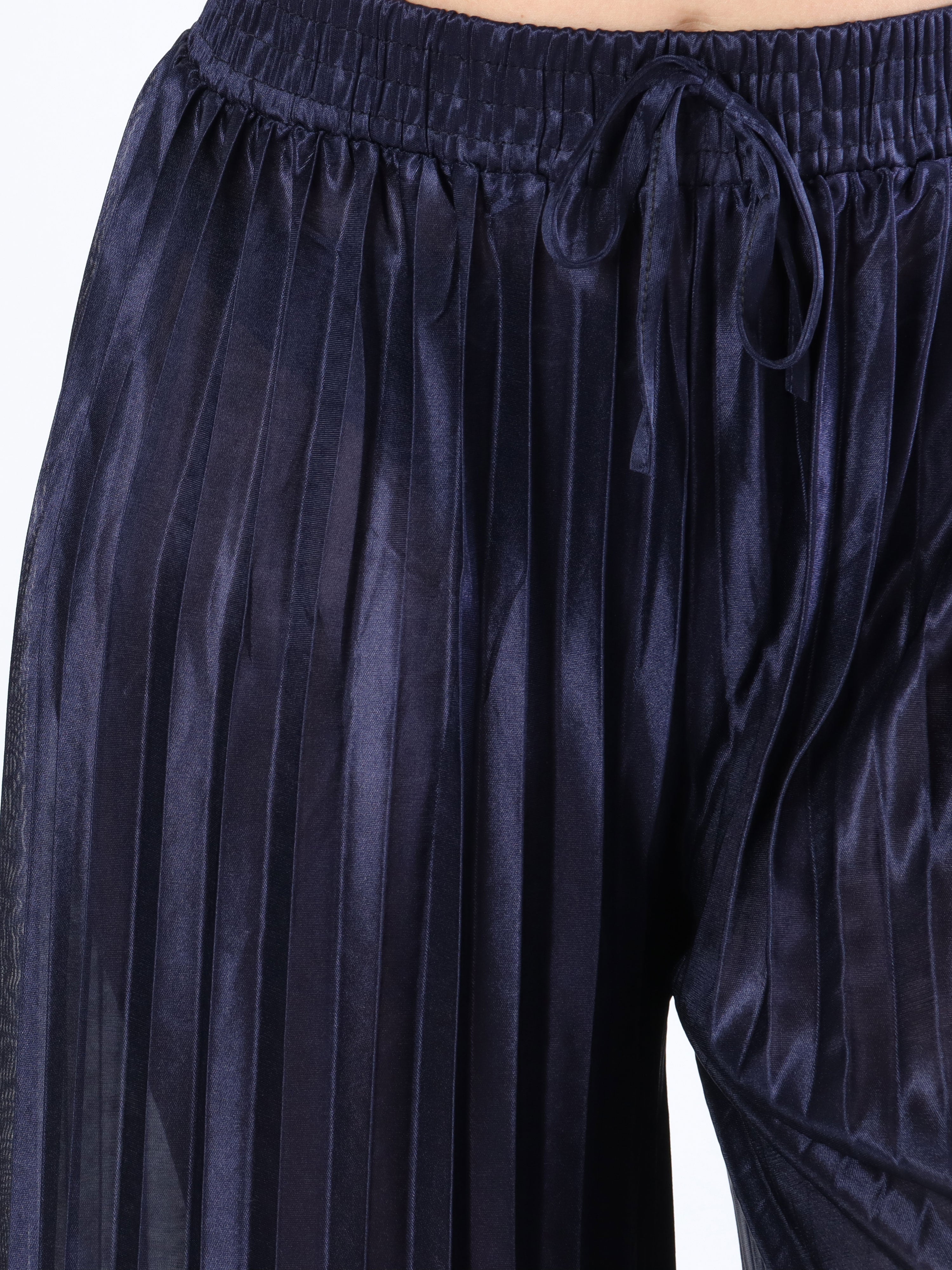 Callie - Enkla plisserade byxor i glänsande tyg