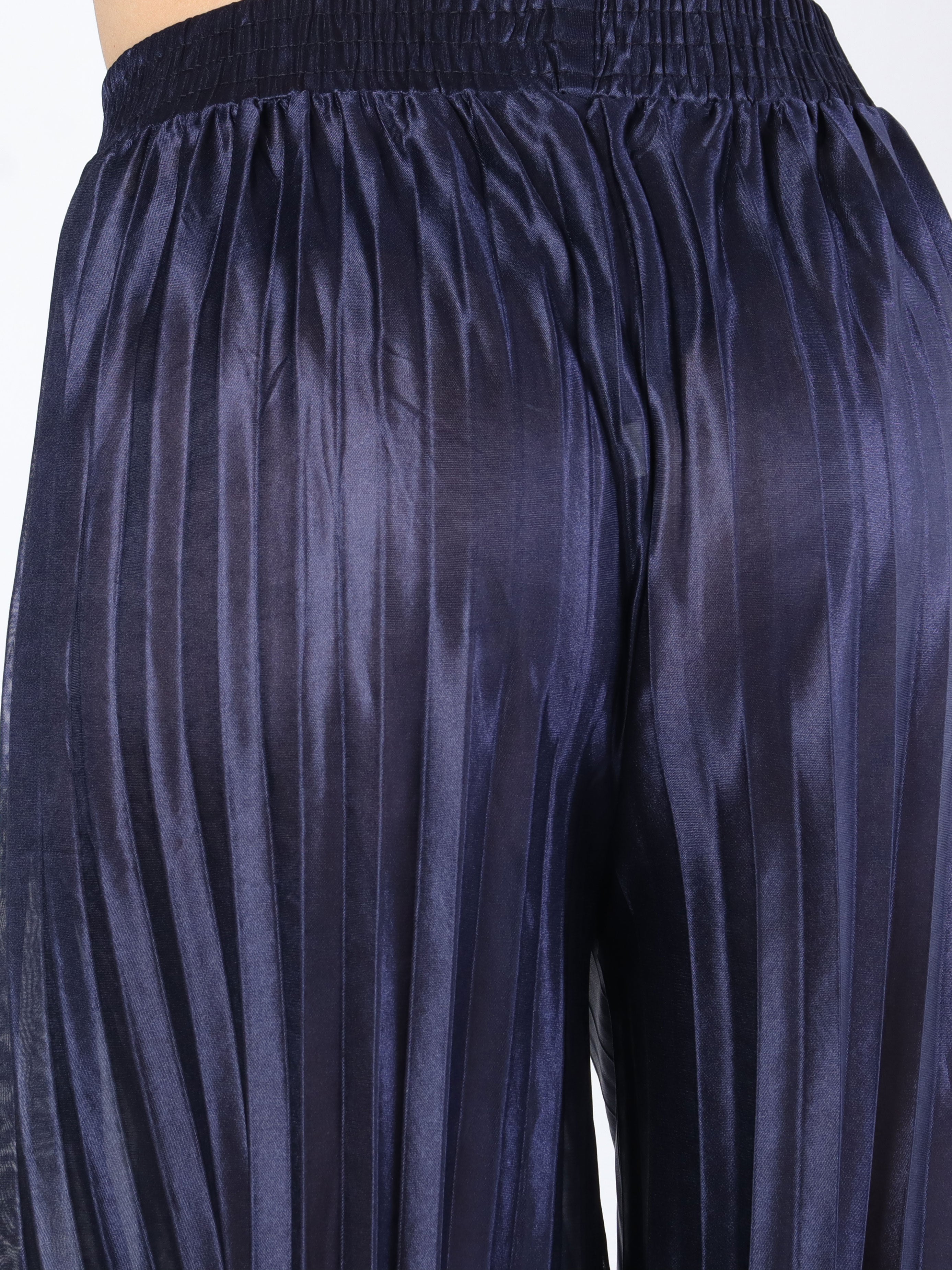 Callie - Enkla plisserade byxor i glänsande tyg